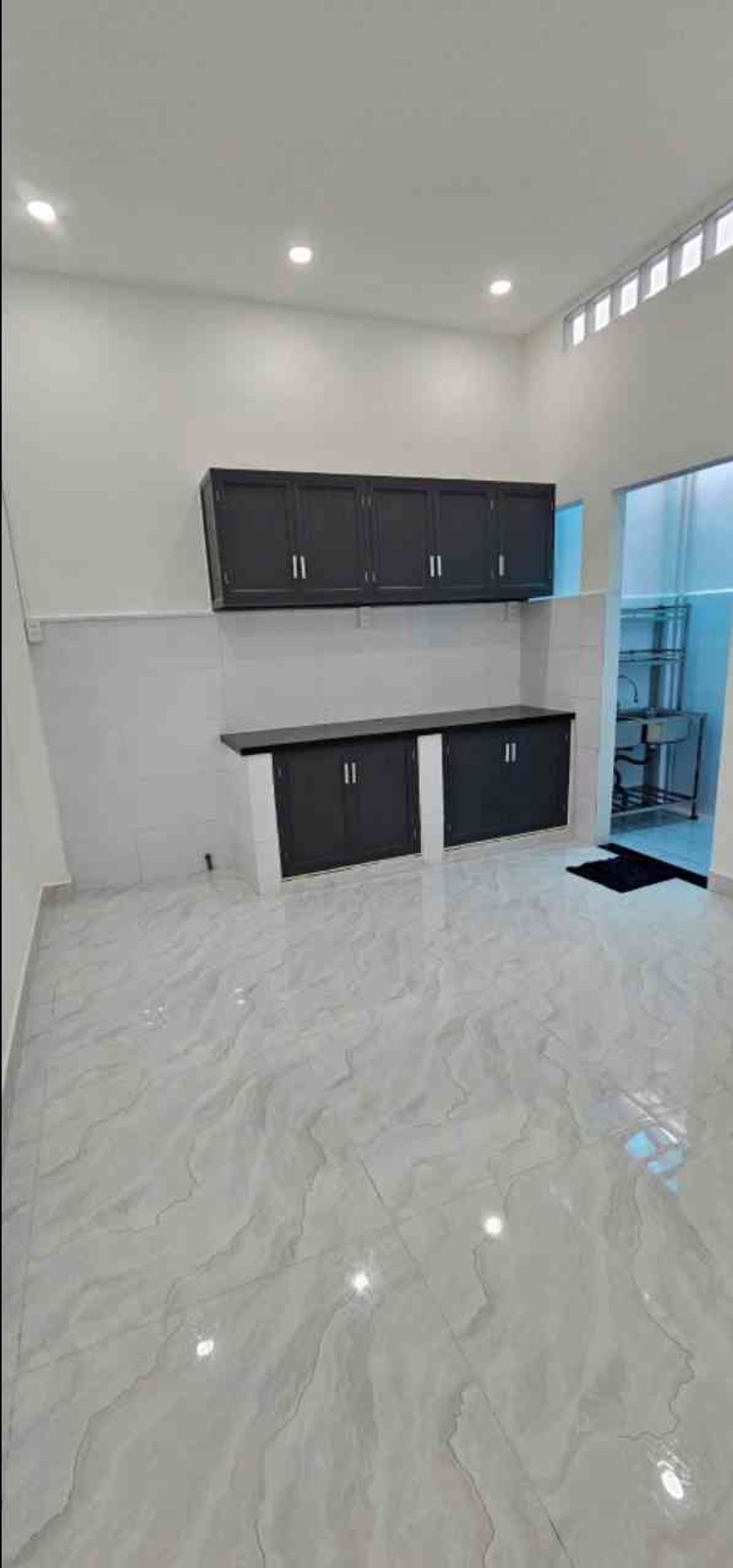 Nhà cấp 4 hẻm xe hơi Lã Xuân Oai, tiện nghi xách vali về ở ngay