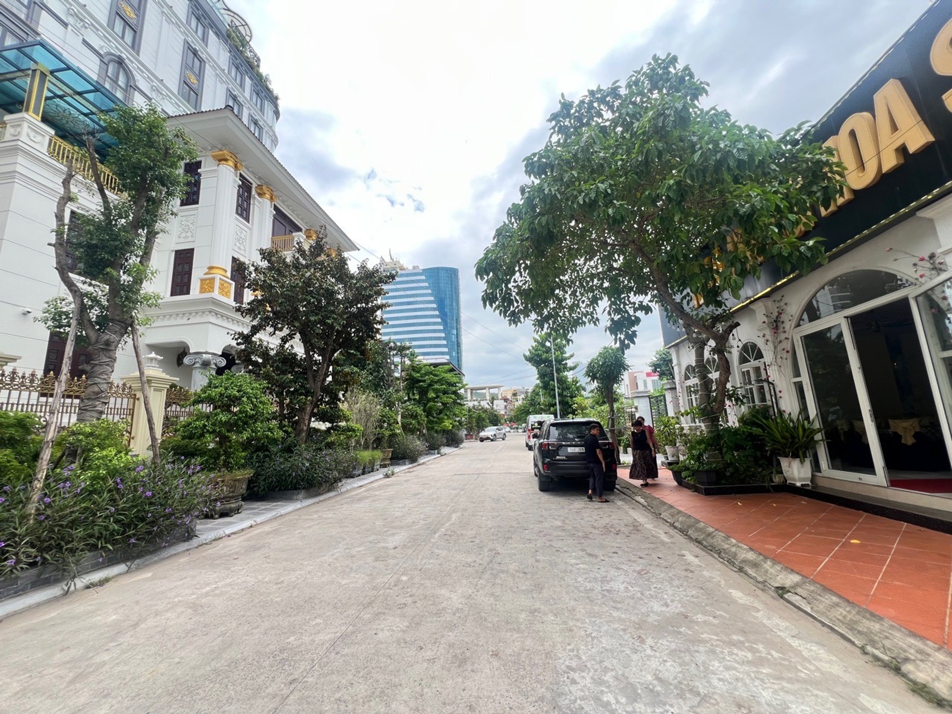 Bán nhà mặt phố 330m2 khu đô thị Cái Dăm, Bãi Cháy, Hạ Long, giá 23 tỷ, đang cho thuê