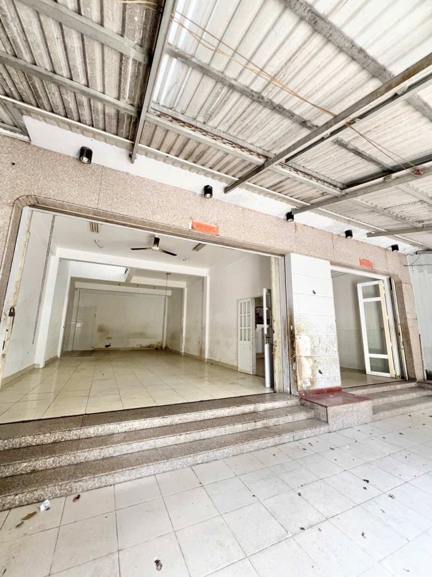 Nhà 3 tầng btct, hẻm ô tô quay đầu, dt đẹp 200m2, chỉ 15t nhỉnh nhẹ