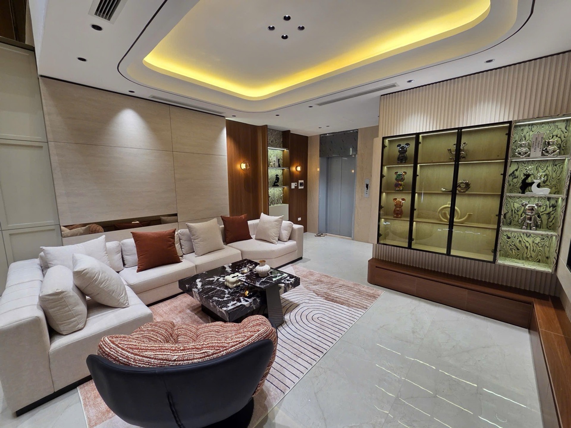 Bán nhà lô góc 7 tầng có thang máy, view hồ tại Ngọc Thụy, full nội thất cao cấp