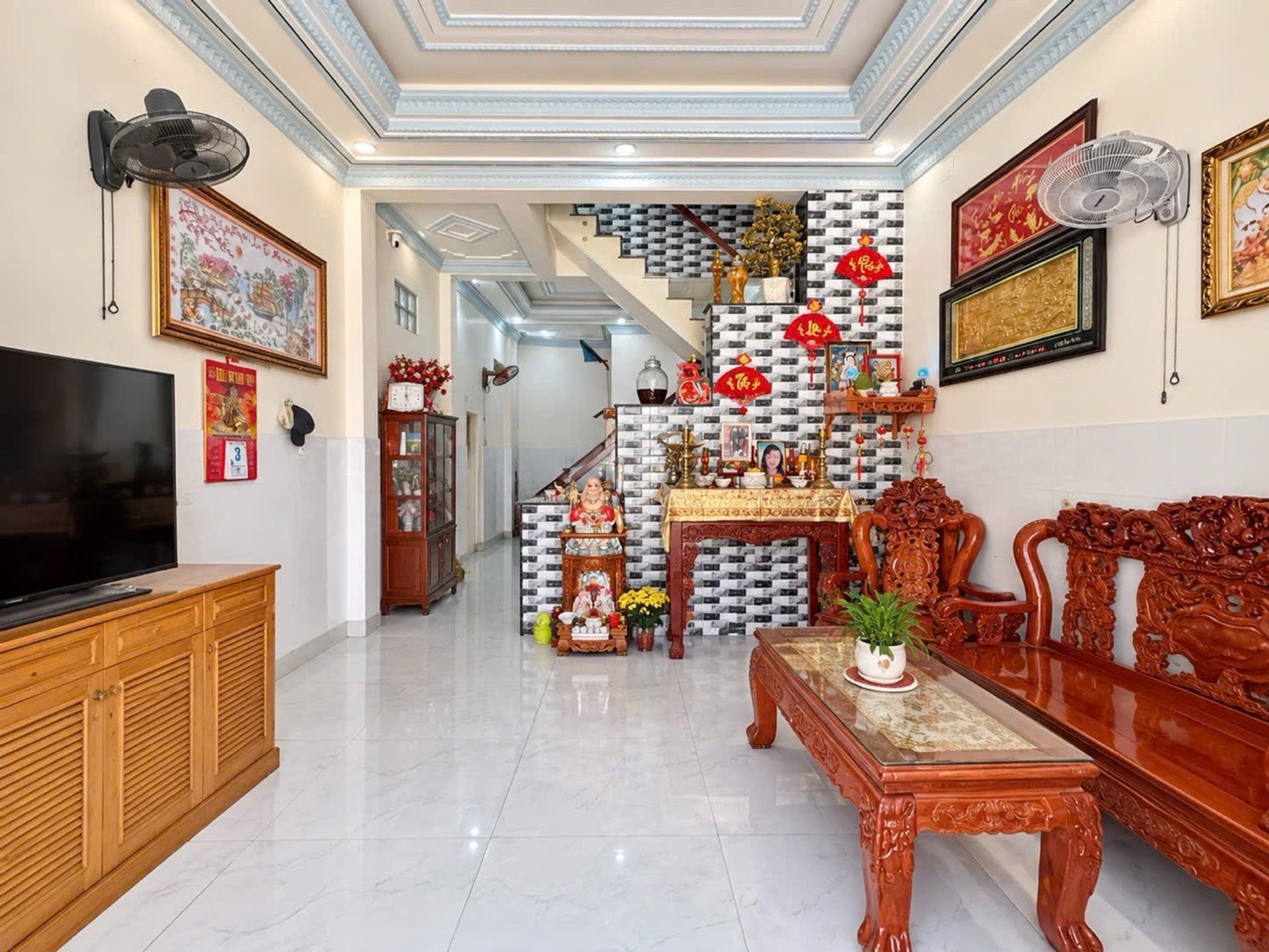 Nhà mặt phố 2 tầng mặt tiền rộng tại Lê Văn Lương, Quận 7, kinh doanh thuận lợi