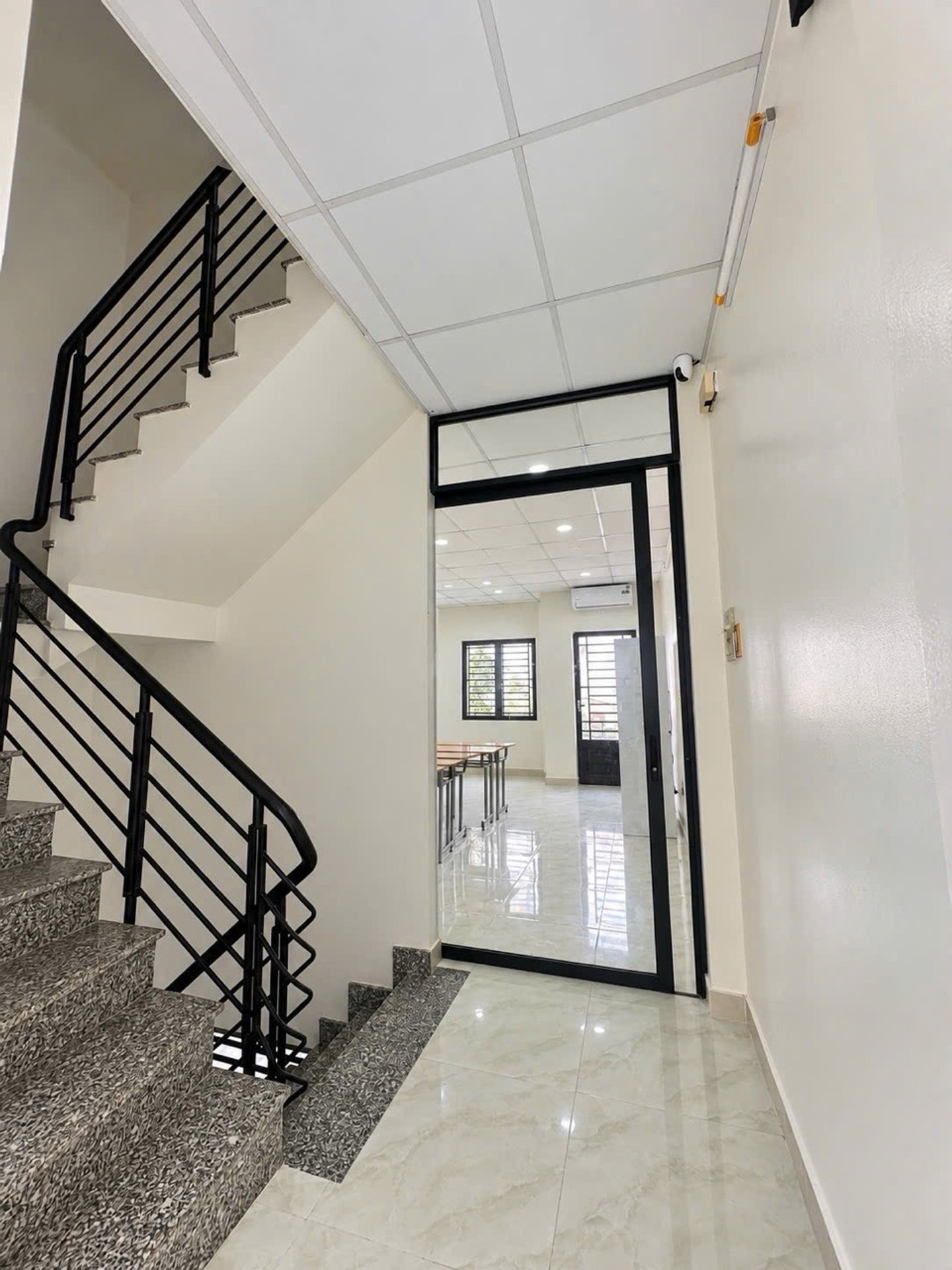 Nhà 4 tầng hẻm ô tô gần AEON Tân Phú, 6 phòng ngủ, giá 8.5 tỷ