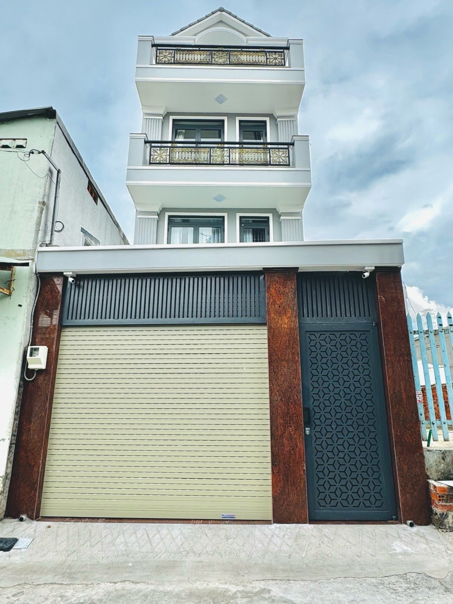 Bán Nhà Mặt Tiền Trương Văn Thành, P. Hiệp Phú - 107m² (5x21m) - 4 Tầng Mới Đẹp - Giá 14 Tỷ