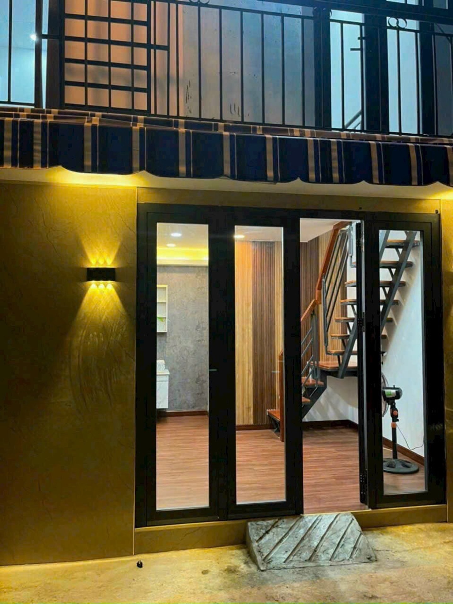 Nhà lô góc Tân Thuận giá sốc, gần trung tâm Quận 4