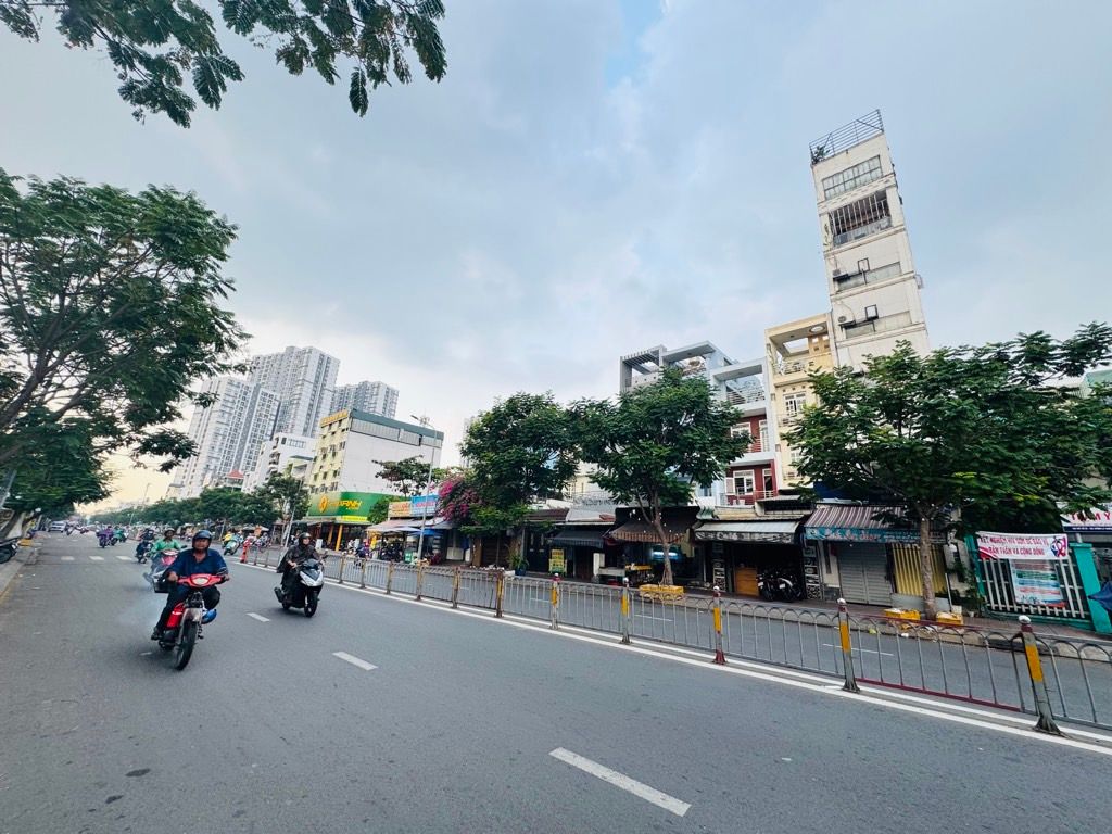 Nhà mặt phố 8 tầng có thang máy tại Bình Phú, TP.HCM