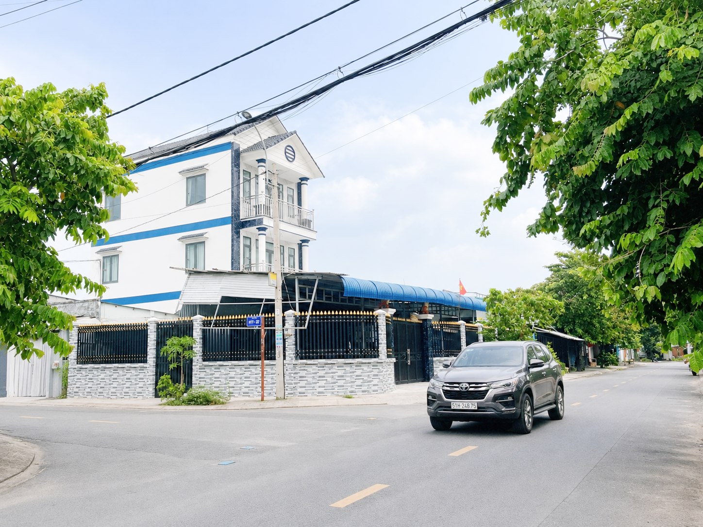 Nhà đẹp 2 tầng, hẻm xe hơi, gần chợ Xuân Thới Thượng, giá 3.7 tỷ