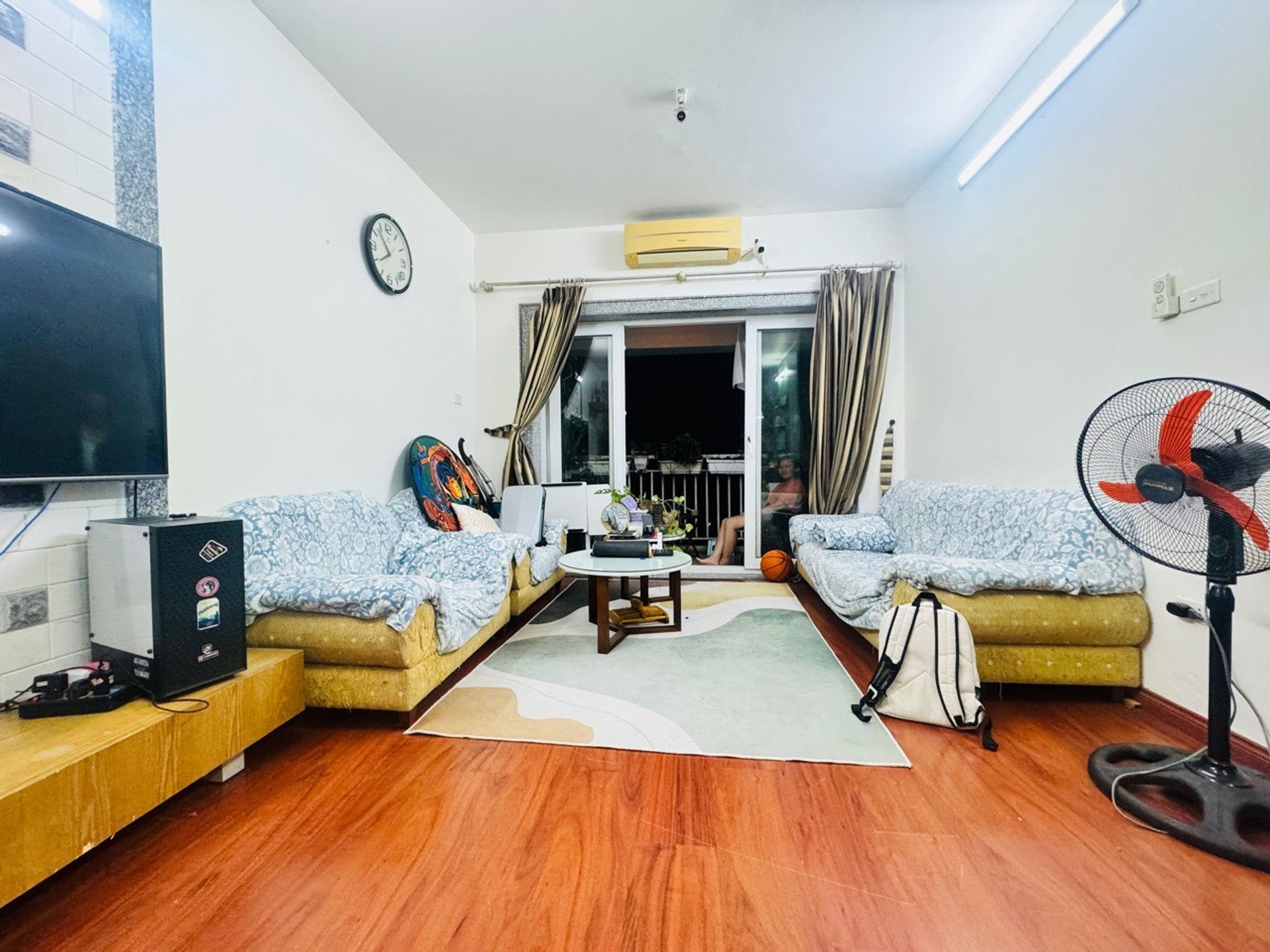 Căn hộ 2 phòng ngủ góc thoáng mát tại khu đô thị Việt Hưng, Long Biên