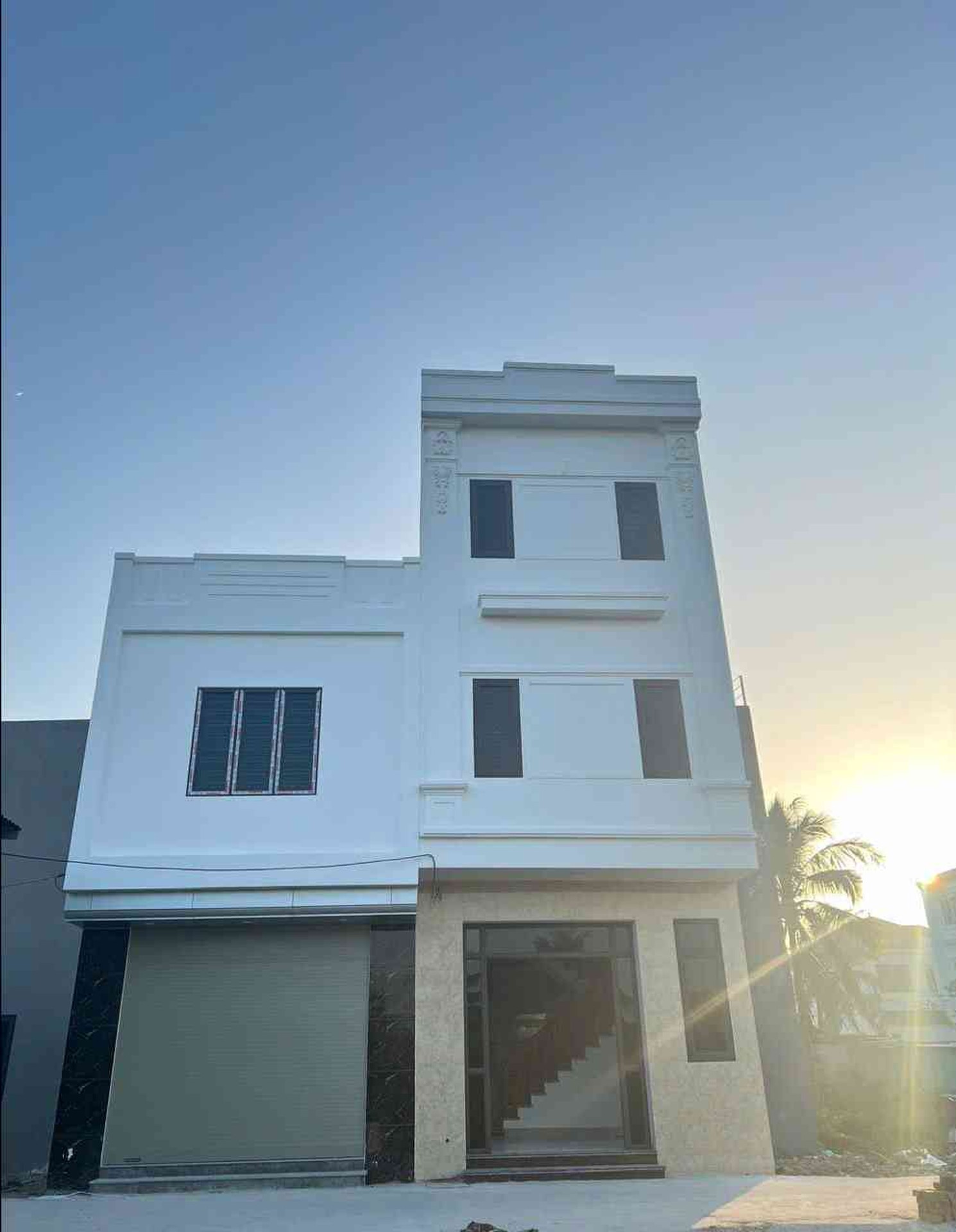 Nhà 3 tầng hiện đại với view Hồ Sen, vị trí giao thông thuận tiện tại Tiểu Trà