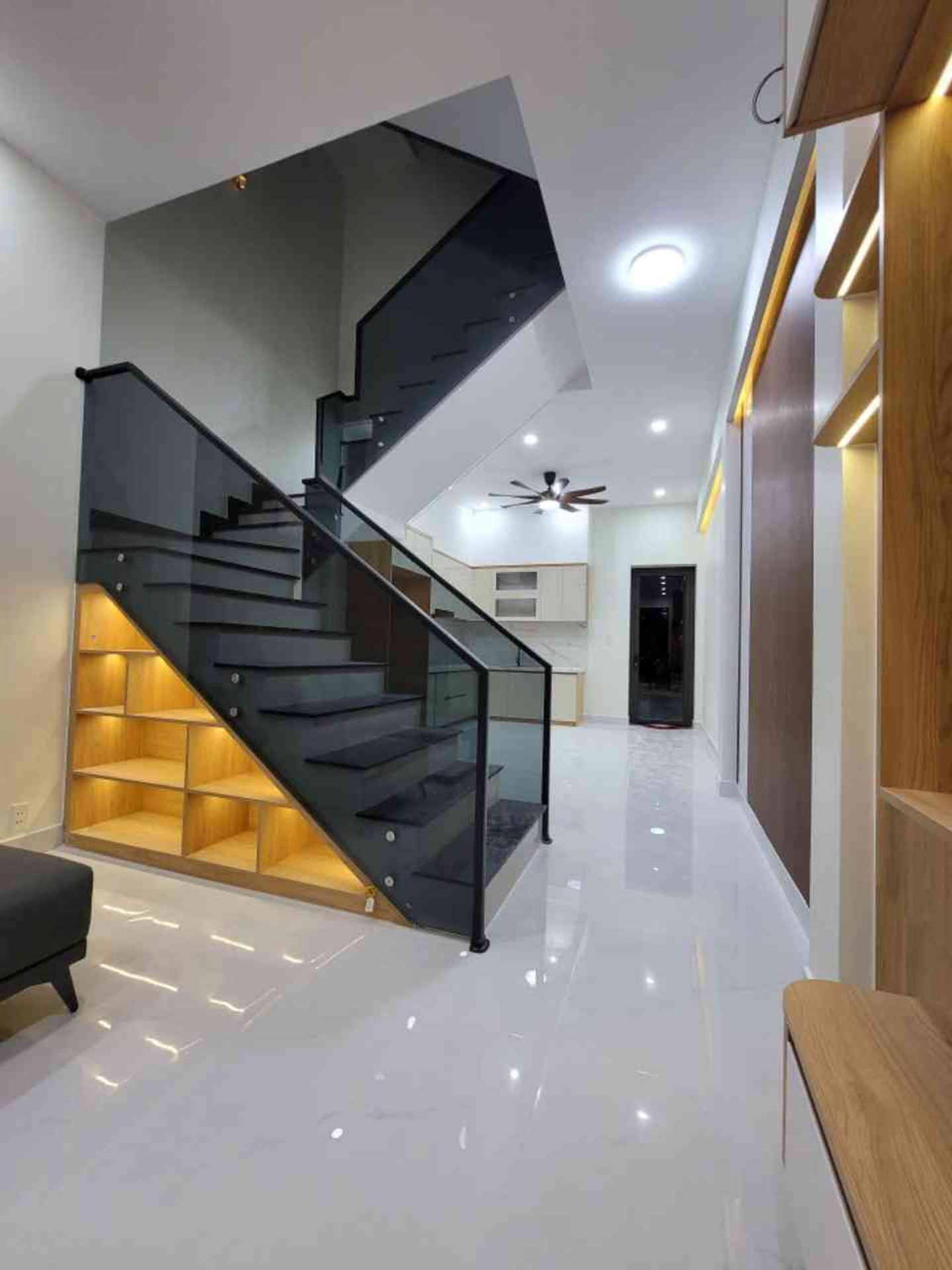 Nhà mới 3 tầng tiềm năng ven phố, sân vườn rộng rãi