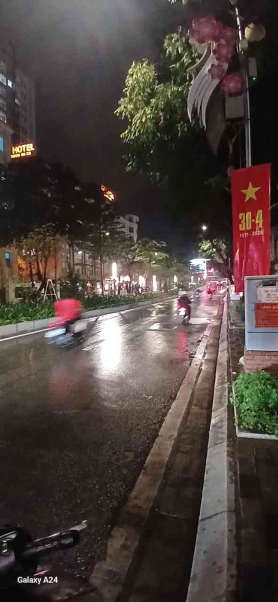 Cơ hội sở hữu nhà mặt phố Lạc Long Quân: mặt tiền rộng, vỉa hè 6m, kinh doanh đắc địa giá tốt