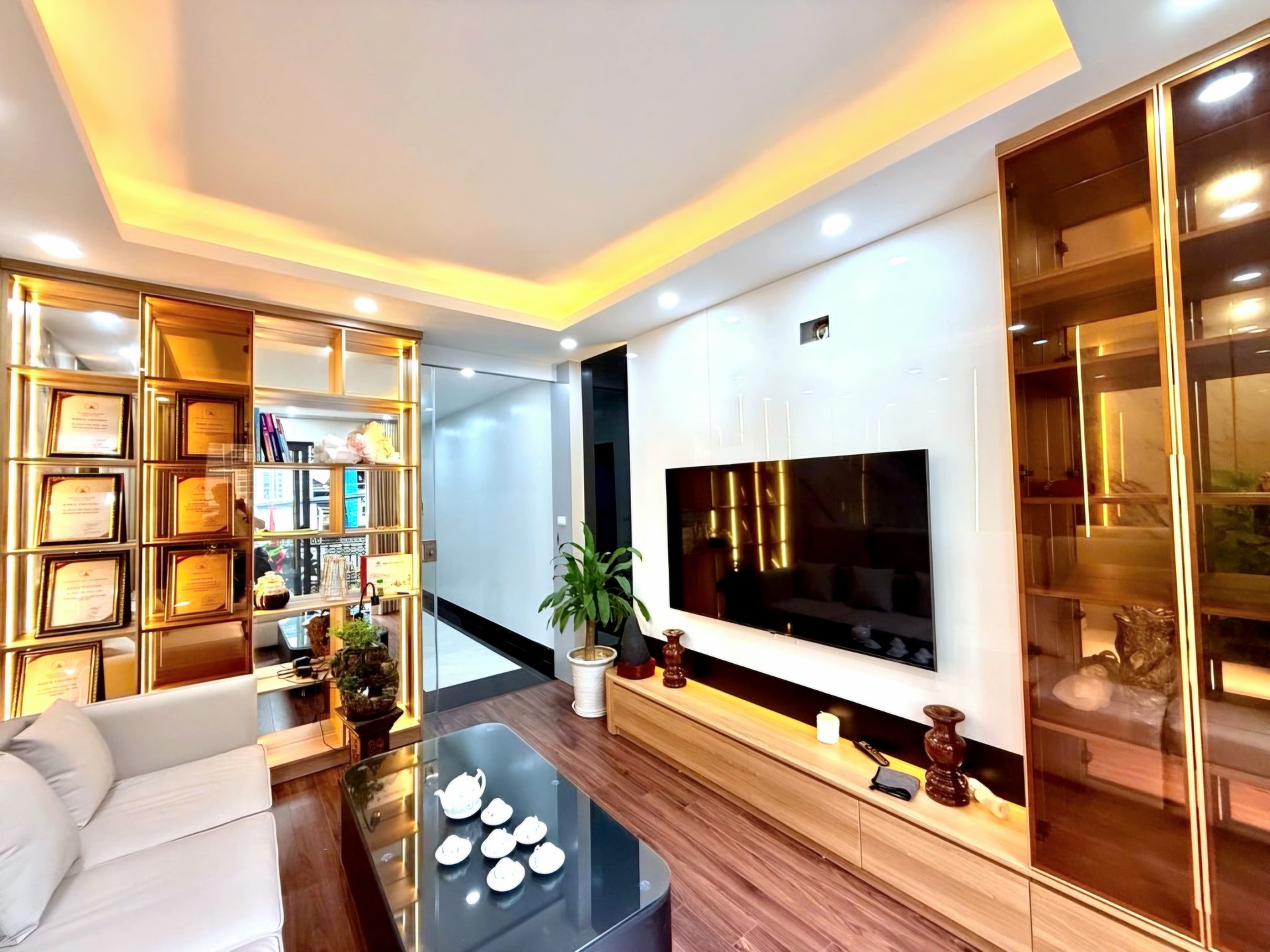 Nhà Lô Góc 5 Tầng Thang Máy, Ô Tô Vào - Giá Tốt Đón Tết