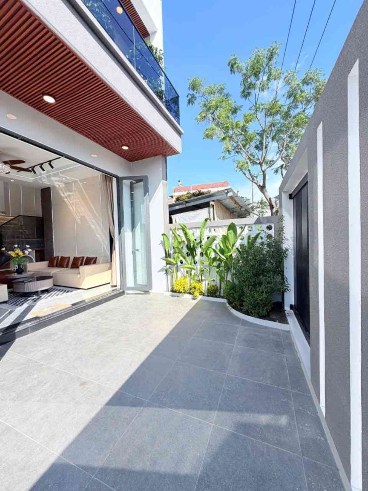 Nhà 2 tầng sang xịn ô tô đậu cửa tại Dương Sơn