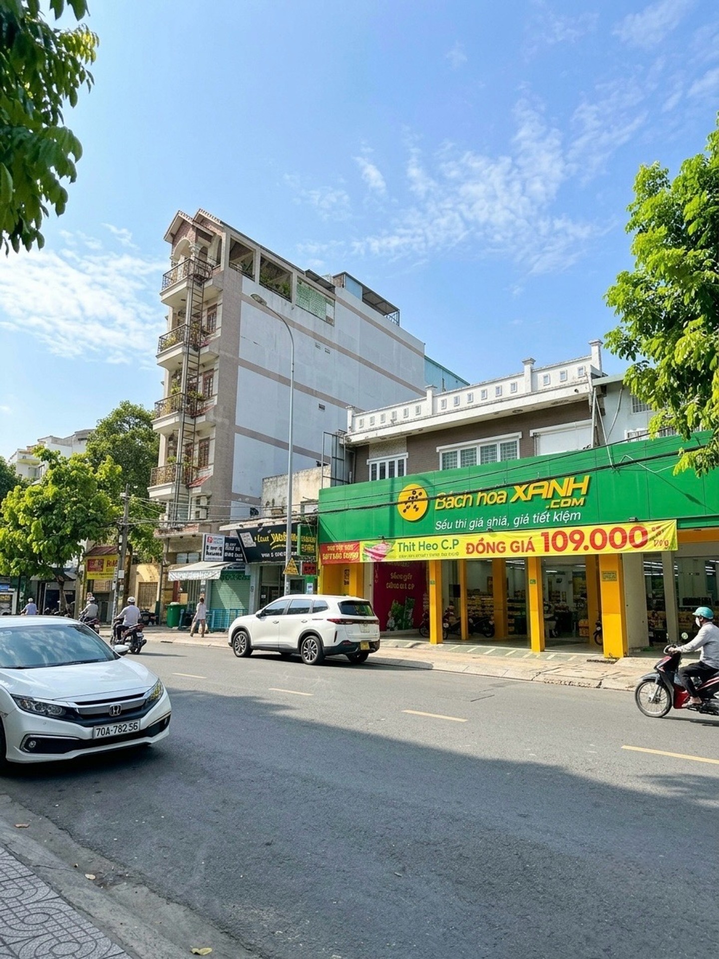 Nhà mặt phố Nguyễn Phúc Chu - Kinh doanh đỉnh, vỉa hè rộng