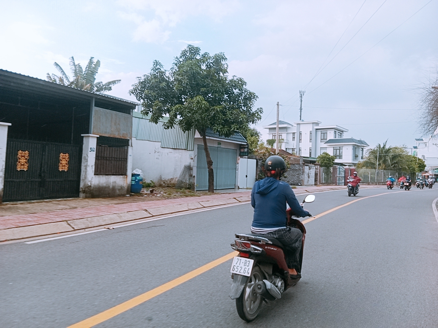 Nhà 2 căn liền kề hẻm xe tải, không gian rộng, ngay ngã tư Hóc Môn