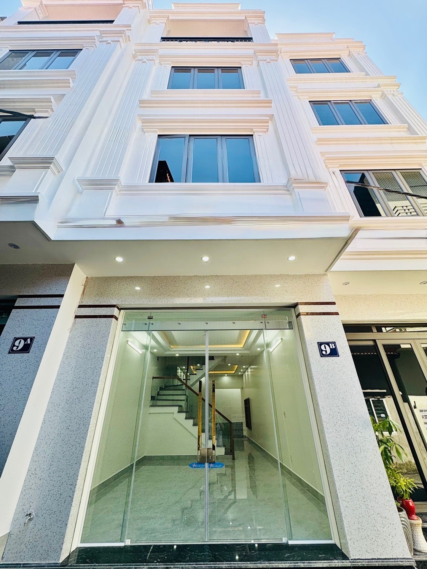 Nhà 4 tầng mới xây, ô tô đỗ cửa khu vực vòng xuyến Phạm Văn Đồng
