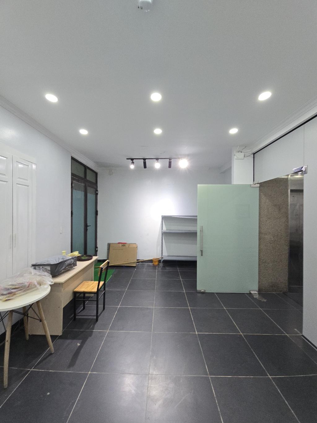 Bán tòa nhà kết hợp văn phòng và căn hộ cao cấp tại phường Đình Thôn, 9 tầng, dòng tiền ổn định