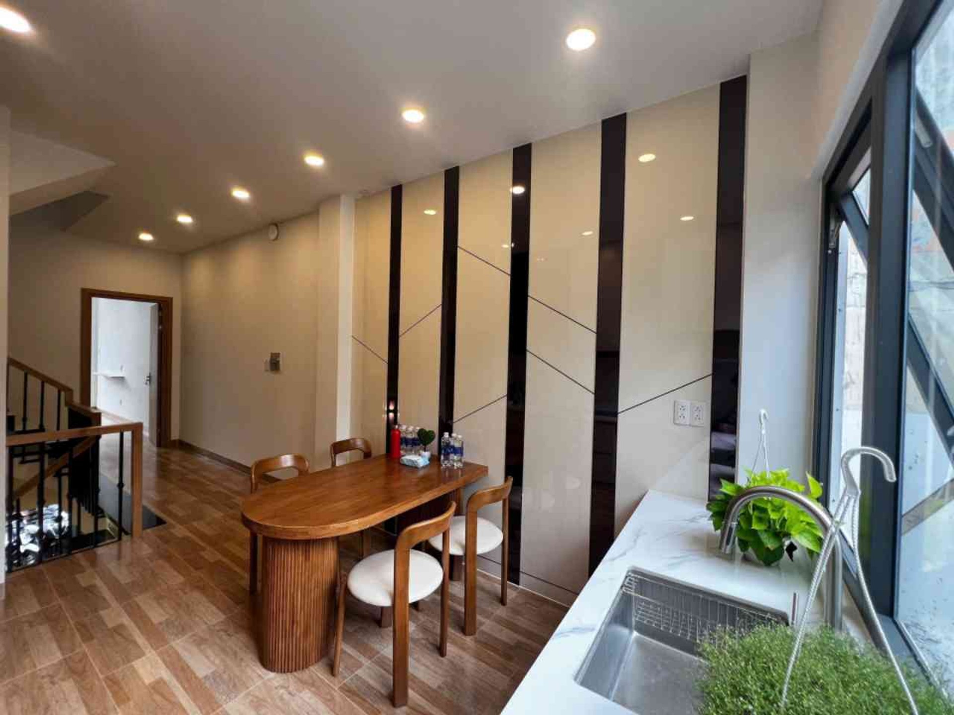 Nhà 2 tầng mặt tiền rộng, vị trí trung tâm Lê Đại Hành, thuận tiện di chuyển