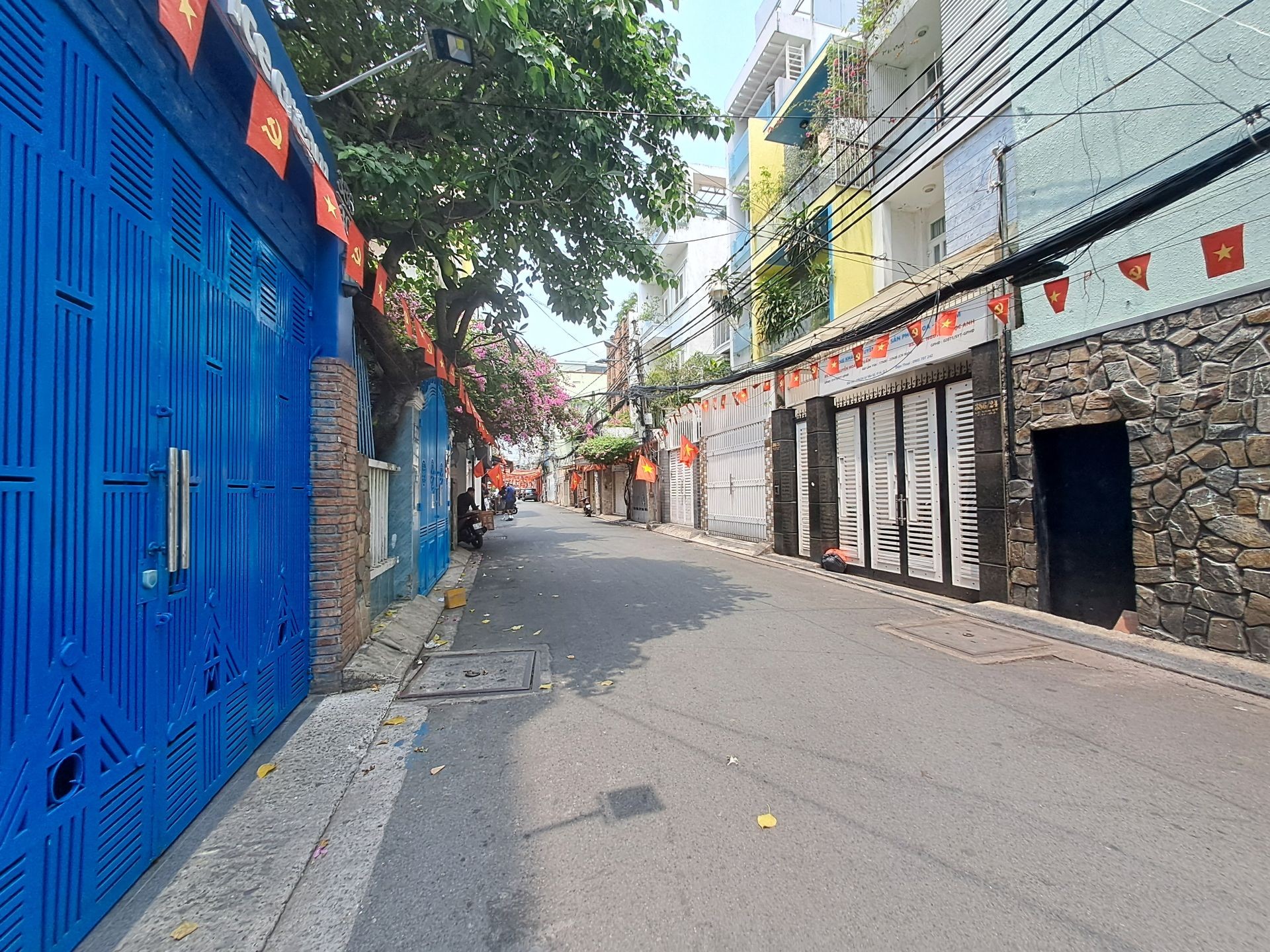 Nhà 2 tầng hẻm xe hơi Q3, vị trí đắc địa, xây mới thỏa thích