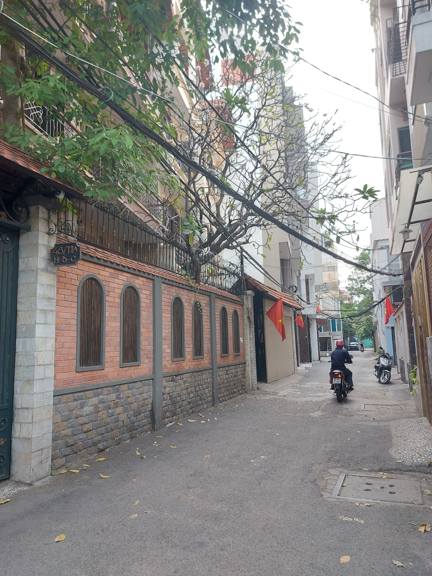 Khu vực hiếm nhà bán vì là trung tâm. Với 9pn khép kín. Nhà mới đẹp. Chủ muốn người Mua duy hđ thuê