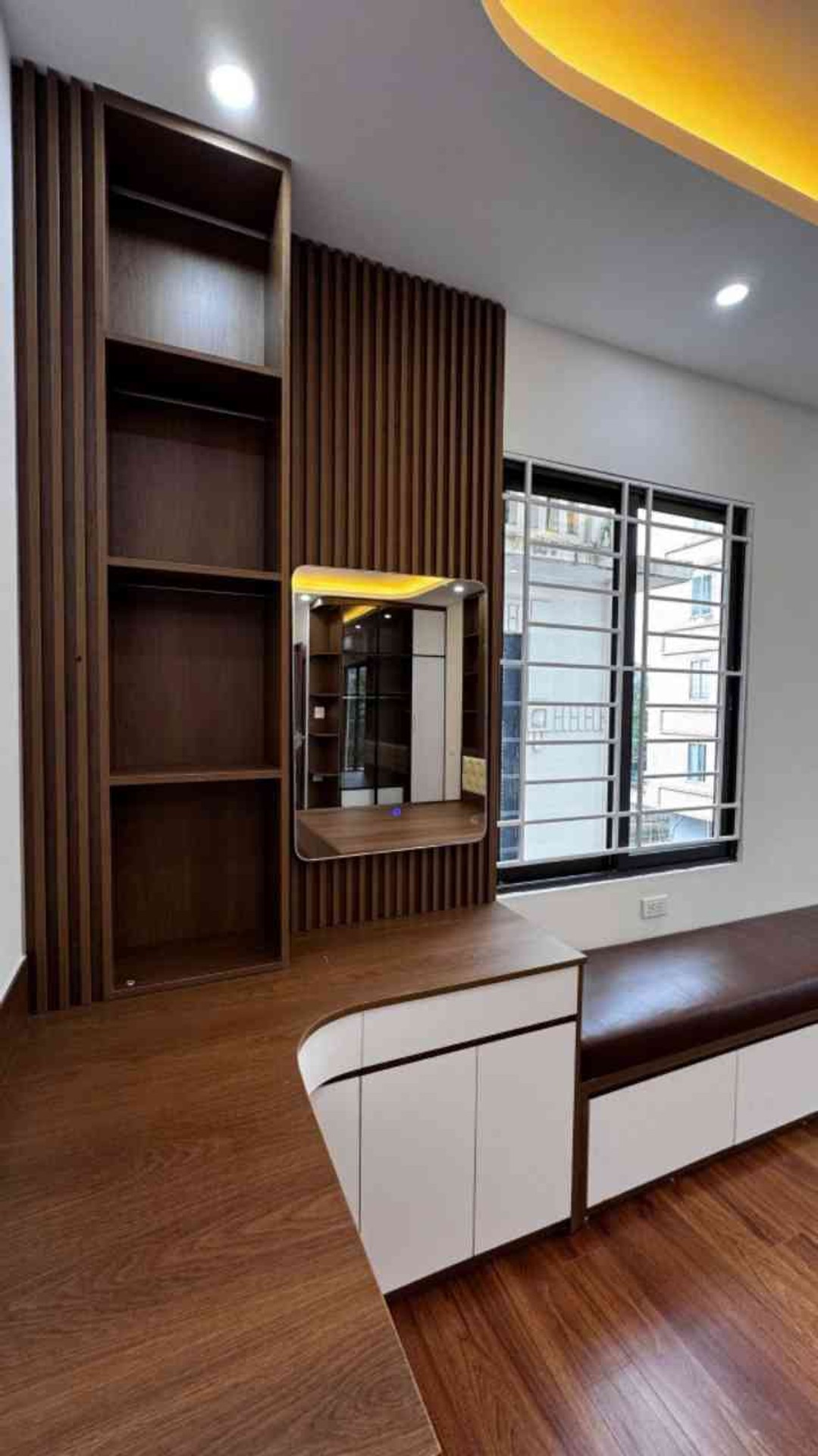 Nhà lô góc 6 tầng thang máy vùng Hoàng Hoa Thám, giá hợp lý, gần Hồ Tây