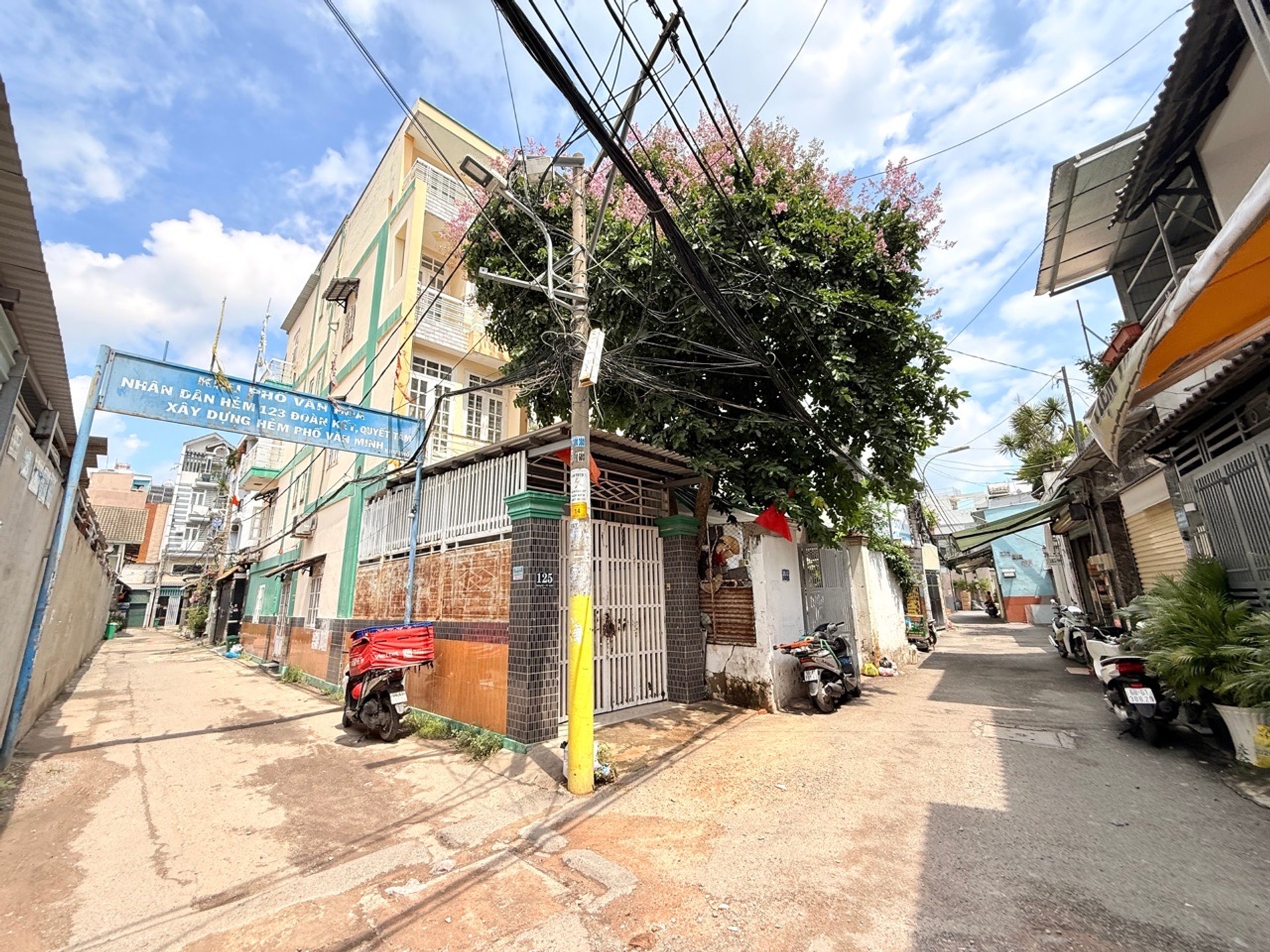 - Vị trí đắc địa, đi lại thuận tiện, thông khắp ngã, gần chợ, trường học các cấp,