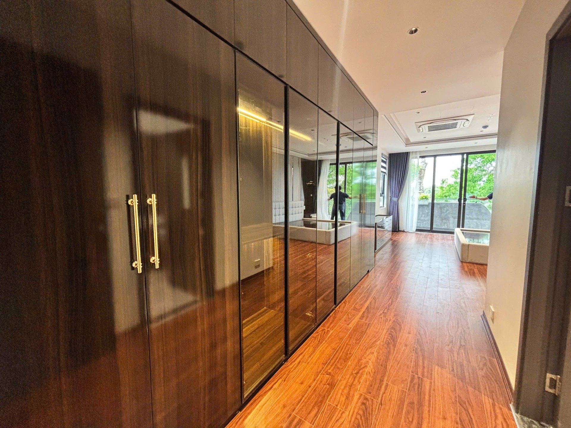 Hiếm nhà 7 tầng mặt ngõ thông, view hồ Linh Đàm