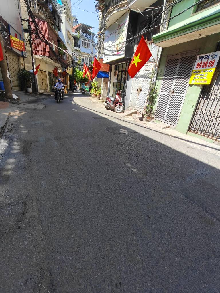 VÀI BƯỚC RA MẶT NGÕ Ô TÔ TRẦN QUÝ CÁP-GẦN HỒ LINH QUANG-46/50m-9 PHÒNG CHO THUÊ