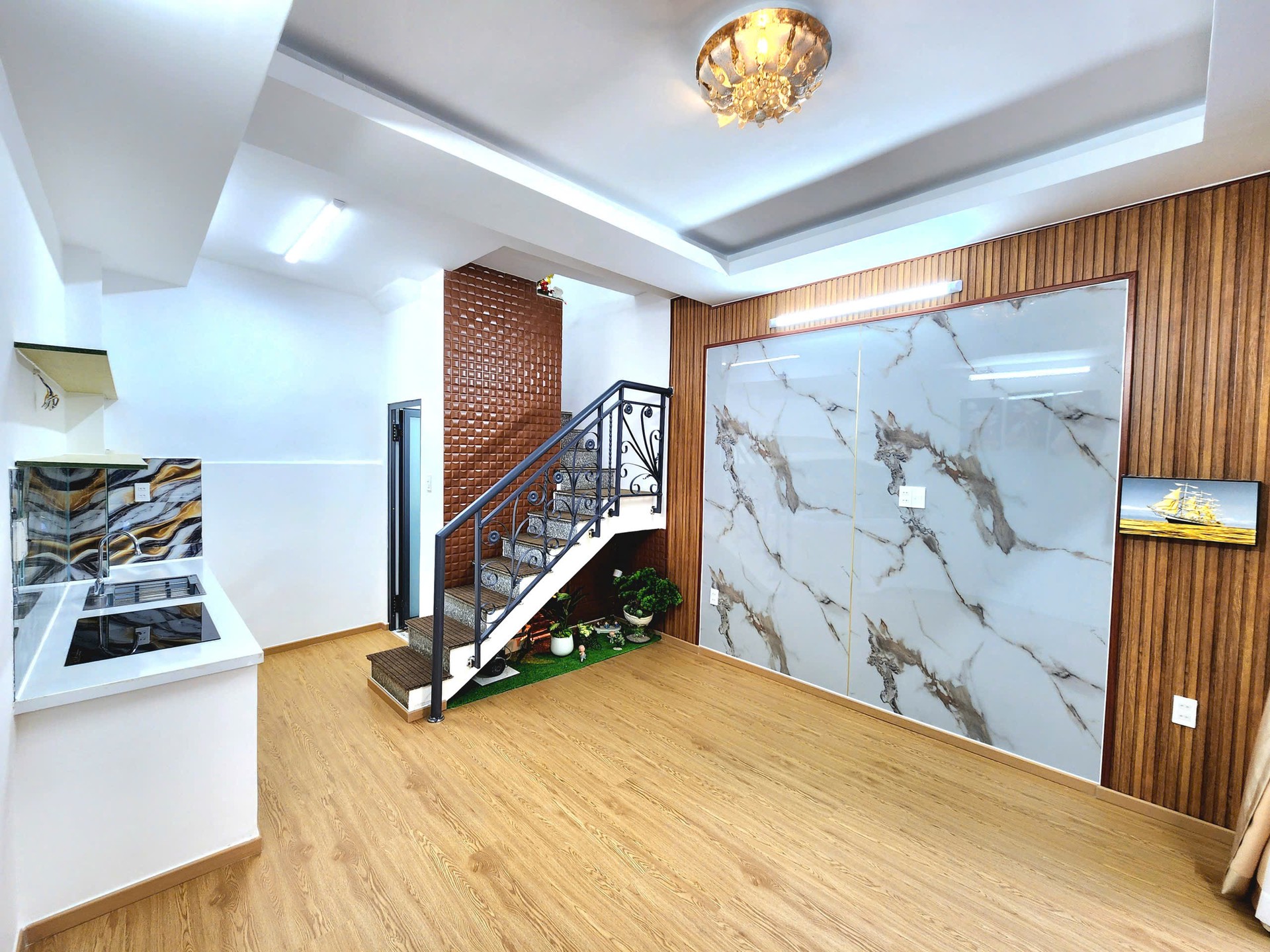 Giảm mạnh bán nhanh nhà đẹp. Gần sân bay