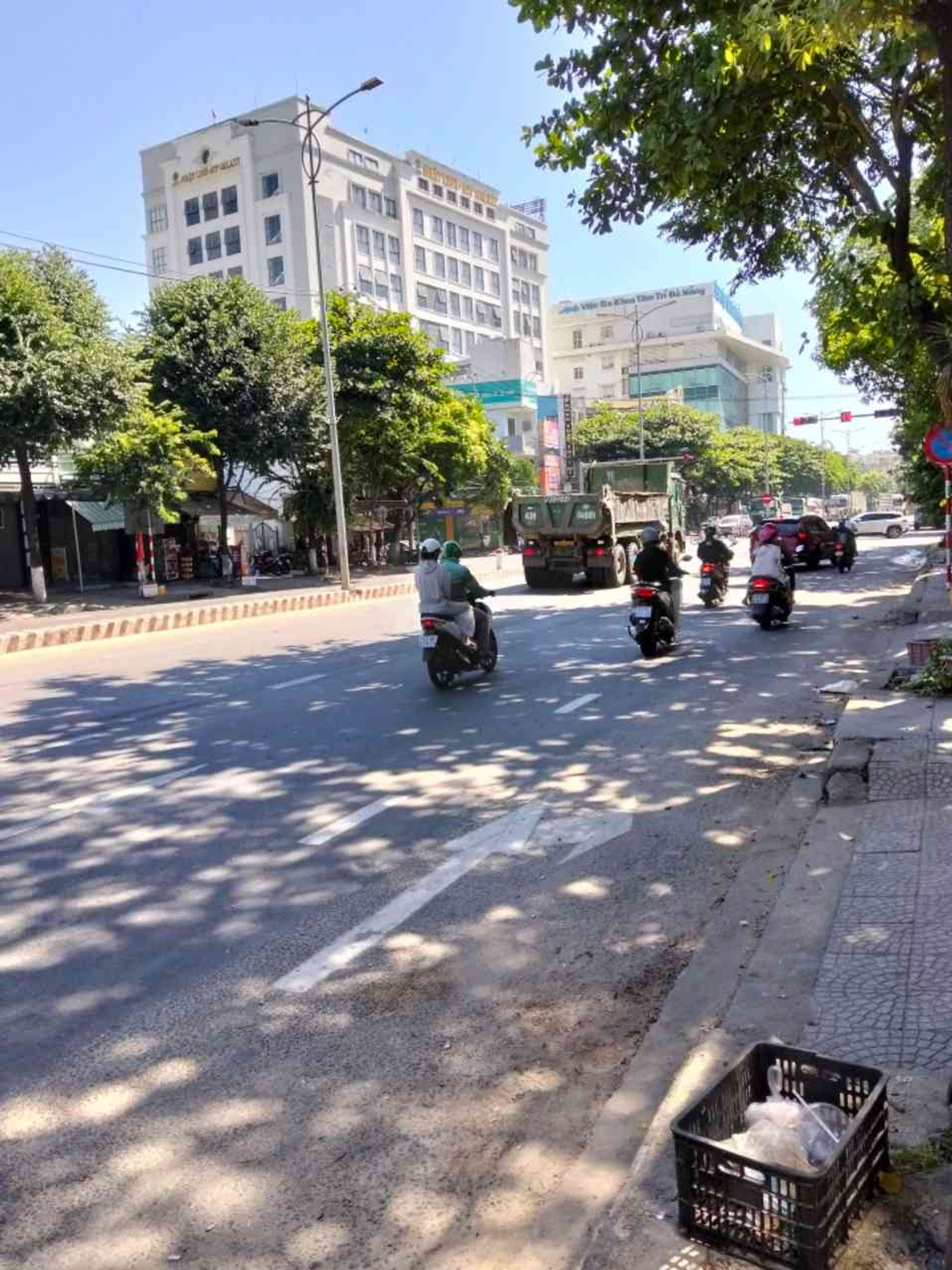 Bán nhà mặt phố tại phường 5, quận 3, 3.5 tầng, mặt tiền rộng 6.8m, vị trí kinh doanh sầm uất