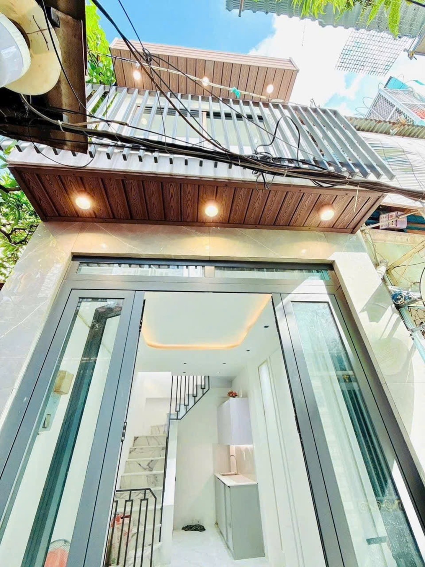 Nhà 2 tầng gần Quận 5, Quận 1 diện tích 12.2m2
