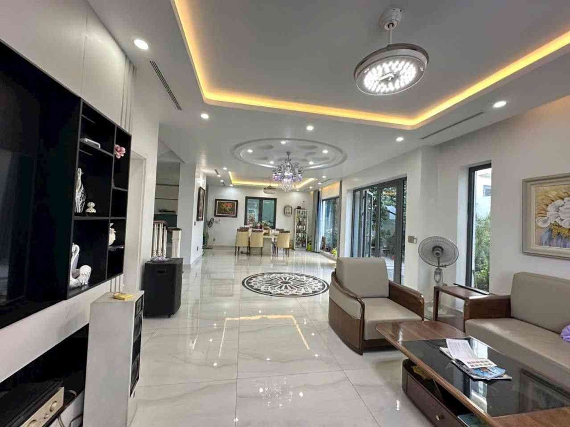 Bán biệt thự 4 tầng rộng 270m² thiết kế hiện đại