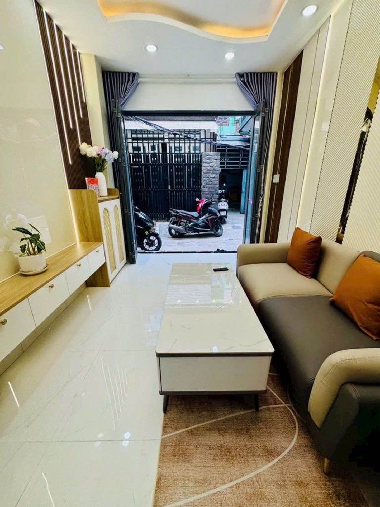 Nhà 4 Tầng Hẻm CMT8 Quận 3 - Full Nội Thất, Ở Ngay
