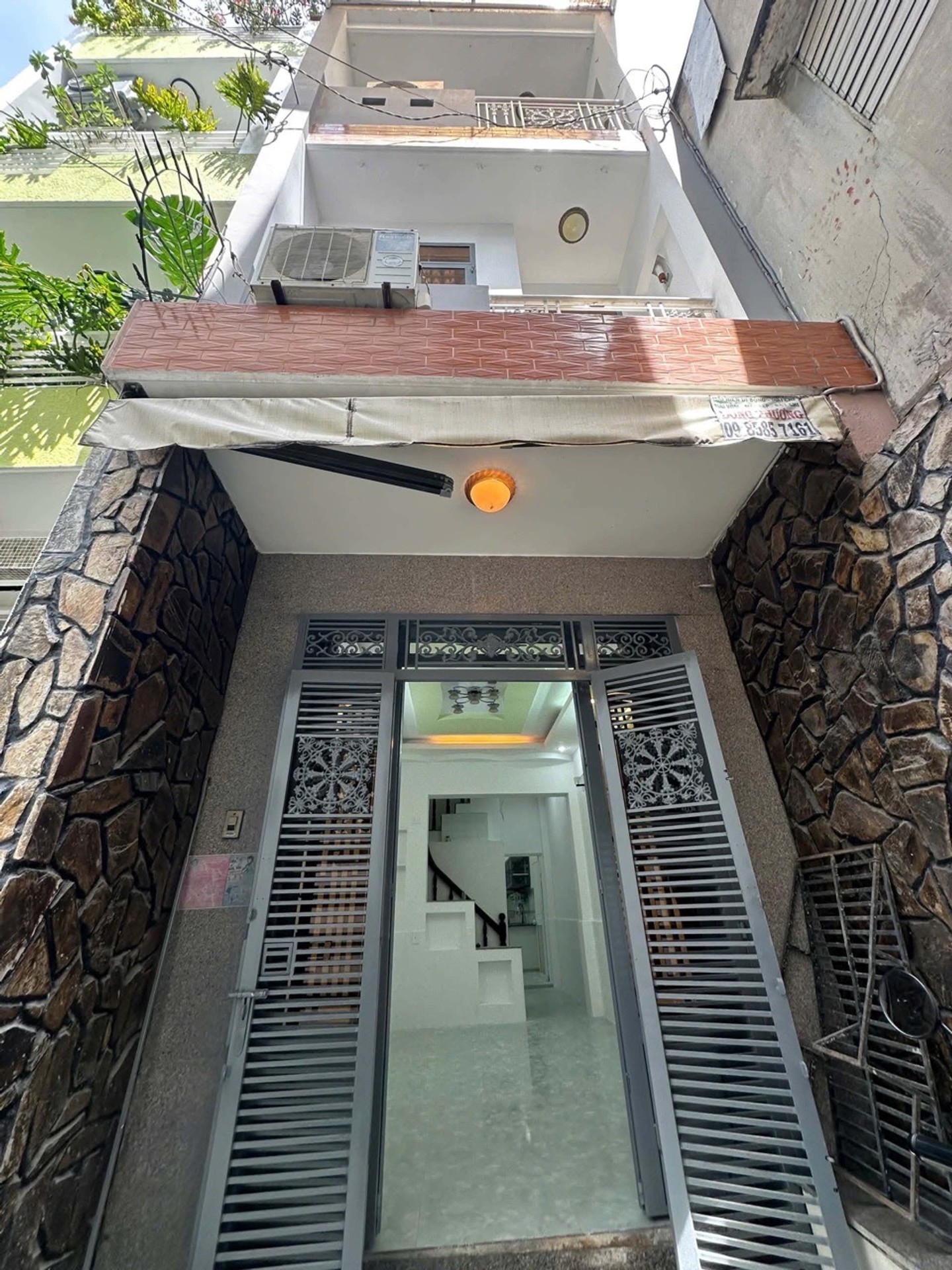 Bán nhà sát bên Q1 - kế bên Rạch Xuyên Tâm - xe hơi gần tới nhà - DT gần 50m2 chỉ 6.x tỷ