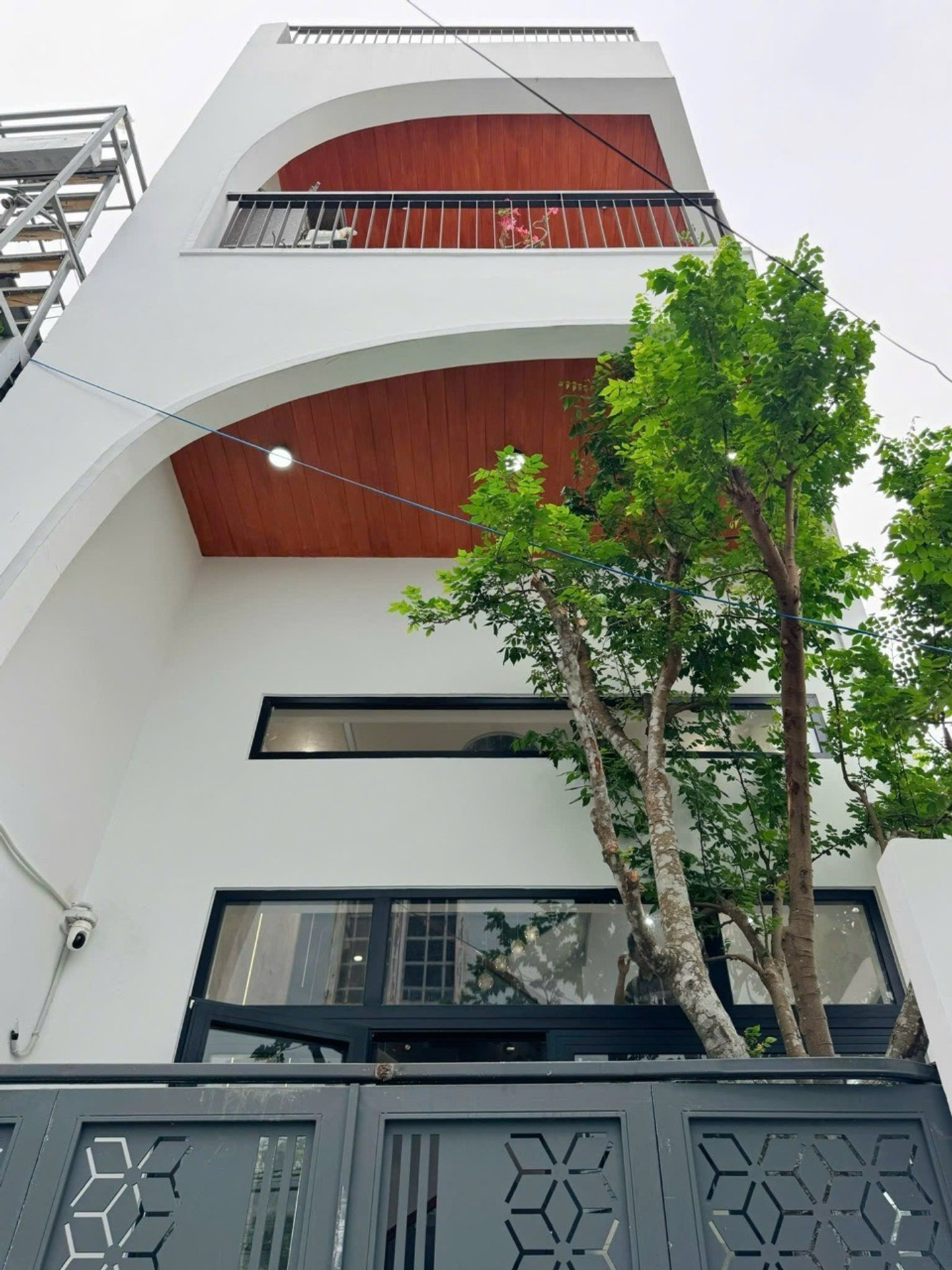 Nhà mặt phố 3,5 tầng tại khu vực trung tâm thành phố với thiết kế hiện đại