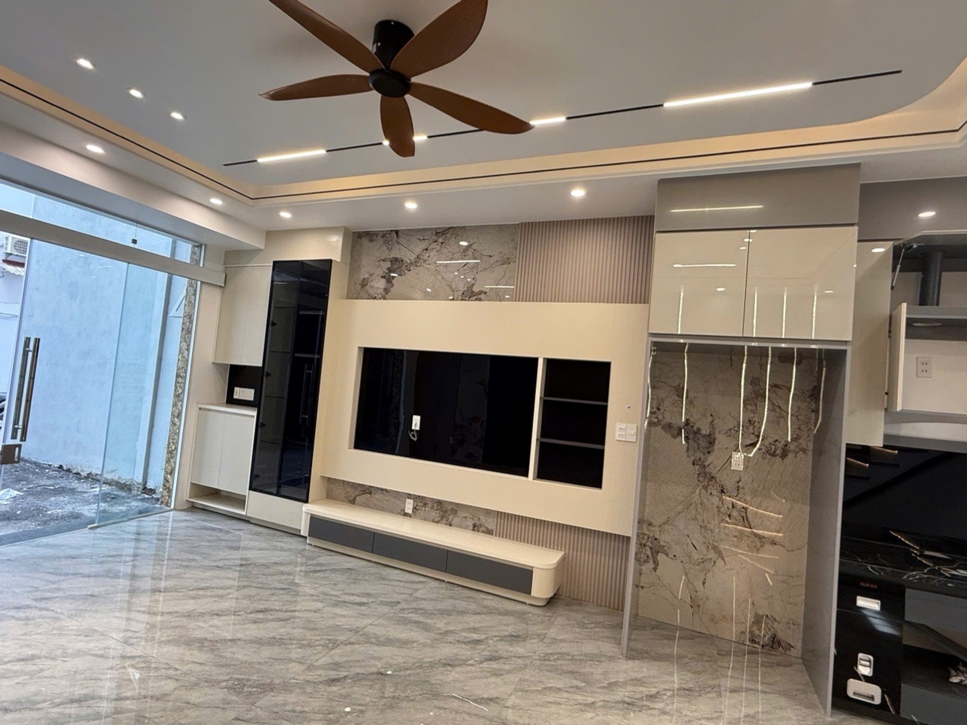 Bán nhà riêng 4 tầng 47m2 hướng Tây Bắc tại Hồ Sen, thiết kế hiện đại