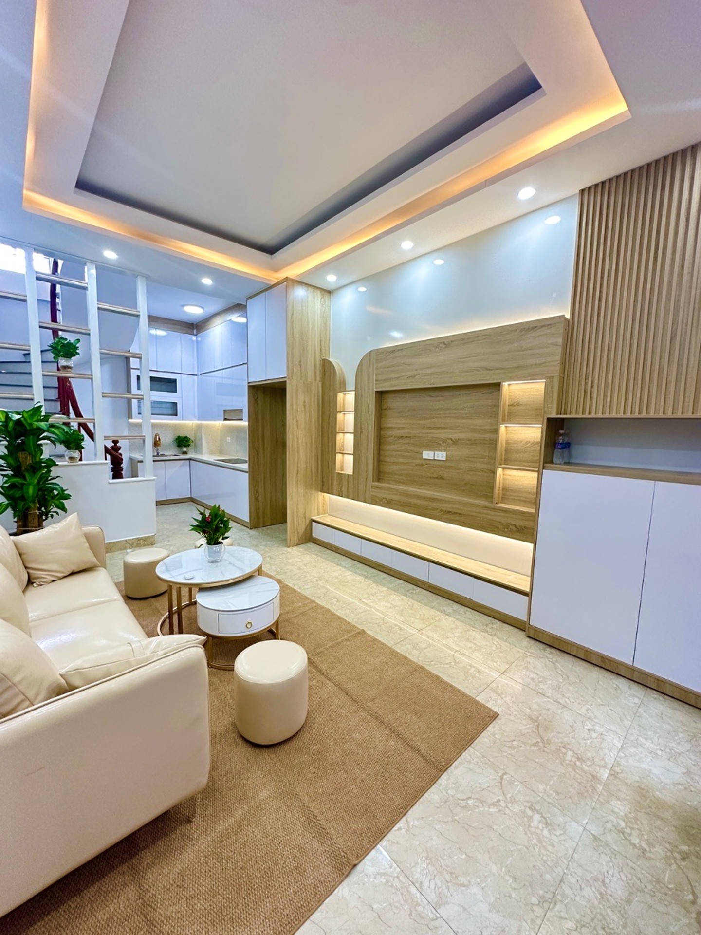 Nhà 5 tầng mặt ngõ Hoàng Mai, sáng thoáng, dễ chốt