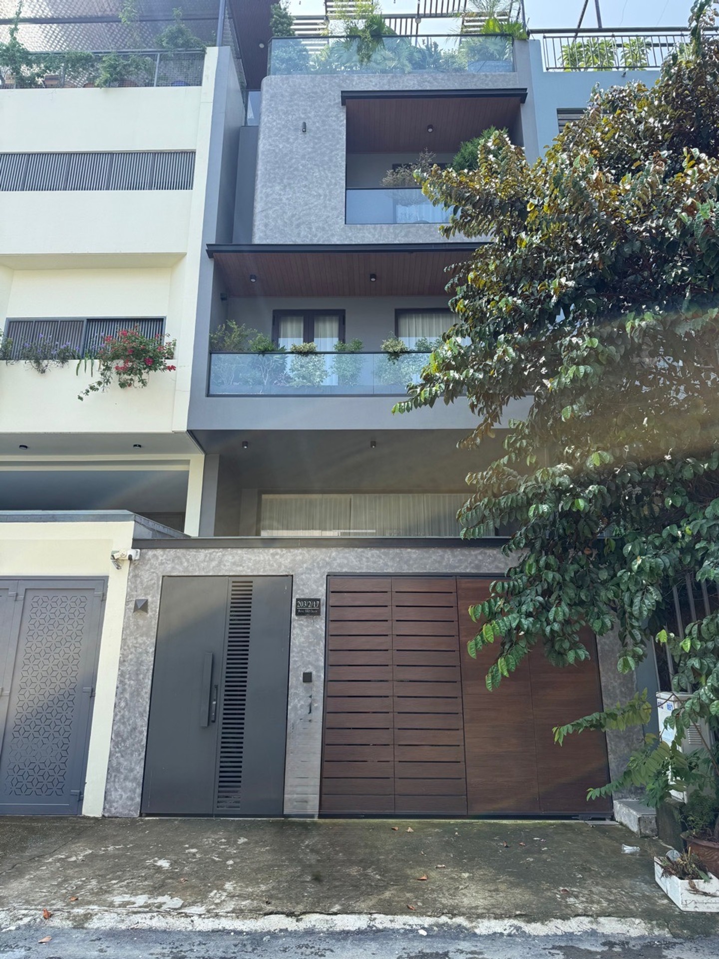 Nhà 5 tầng có thang máy và gara, diện tích 120 m2 tại Bình Lợi Trung