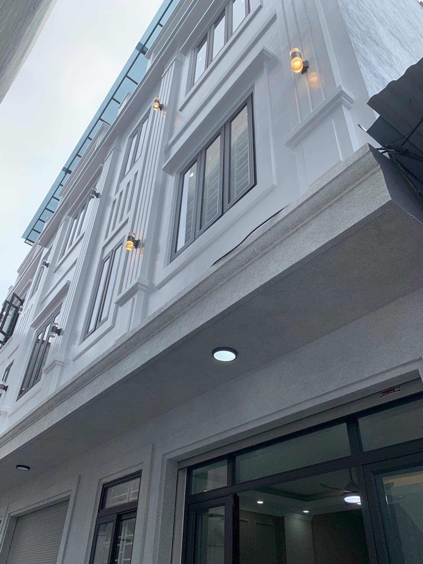 Nhà riêng 4 tầng rộng 81,8 m2 tọa lạc tại trung tâm Miếu Hai Xã, hướng Đông Nam thoáng mát