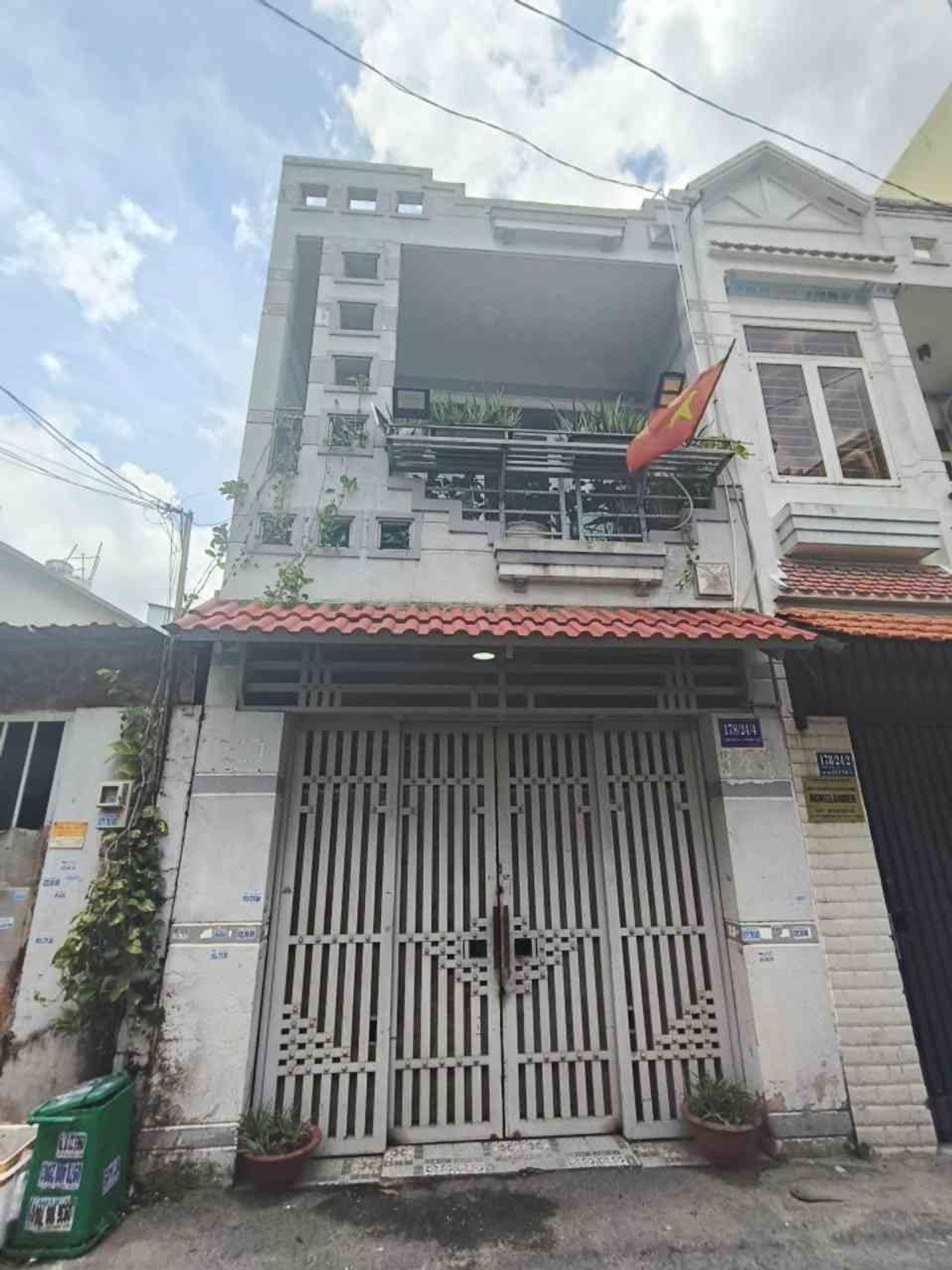 Nhà đẹp hẻm xe hơi rộng thoáng, thiết kế 2 tầng hiện đại
