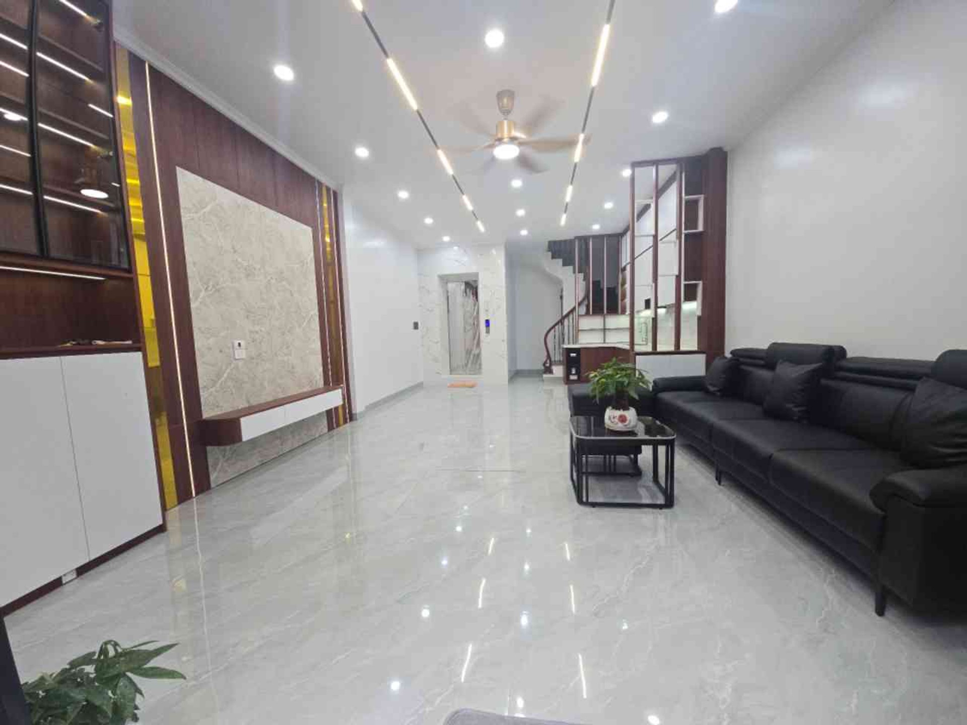 Nhà thang máy hiện đại, gần phố Ngũ Nhạc, ô tô đỗ cửa