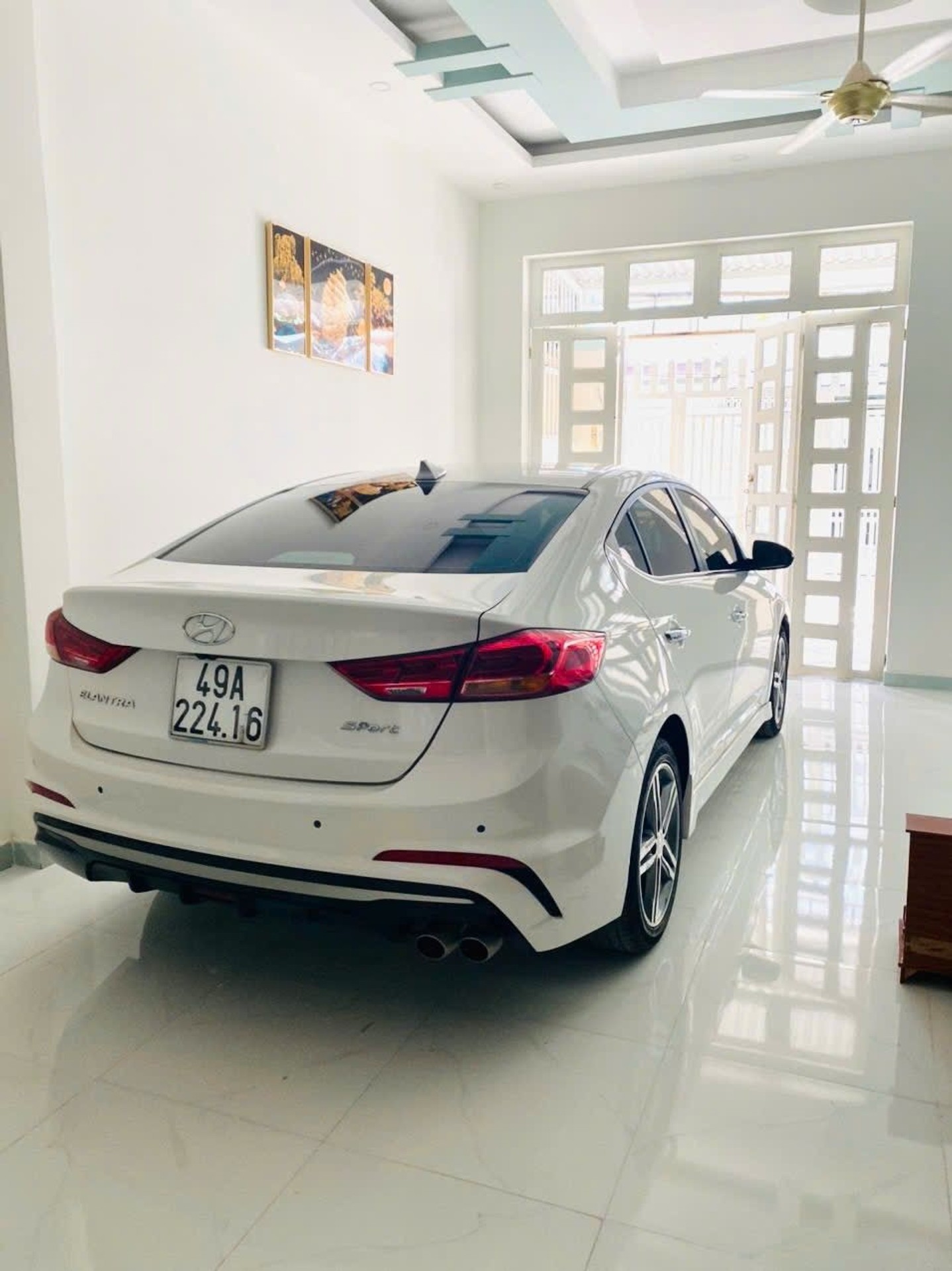 Nhà Riêng Sang Trọng Hóc Môn với Mặt Tiền Rộng và Không Gian Đón Ánh Sáng Tự Nhiên
