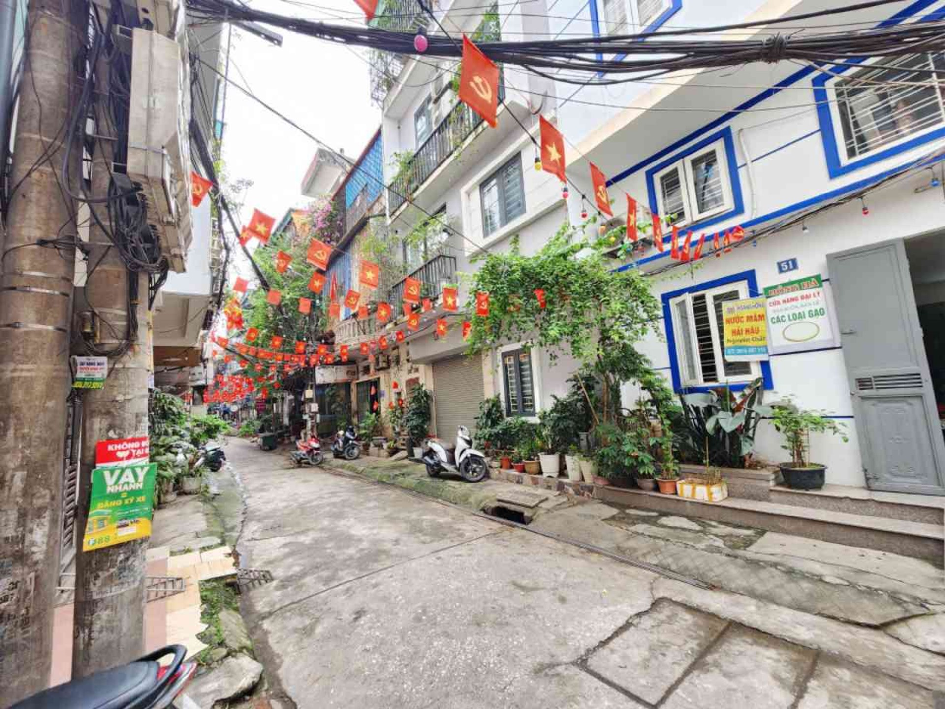 Bán nhà riêng sổ đỏ diện tích sổ 18 m sử dụng 25 m . 1 nhà ra ngõ ô tô tránh trước nhà vf3 đỗ cửa