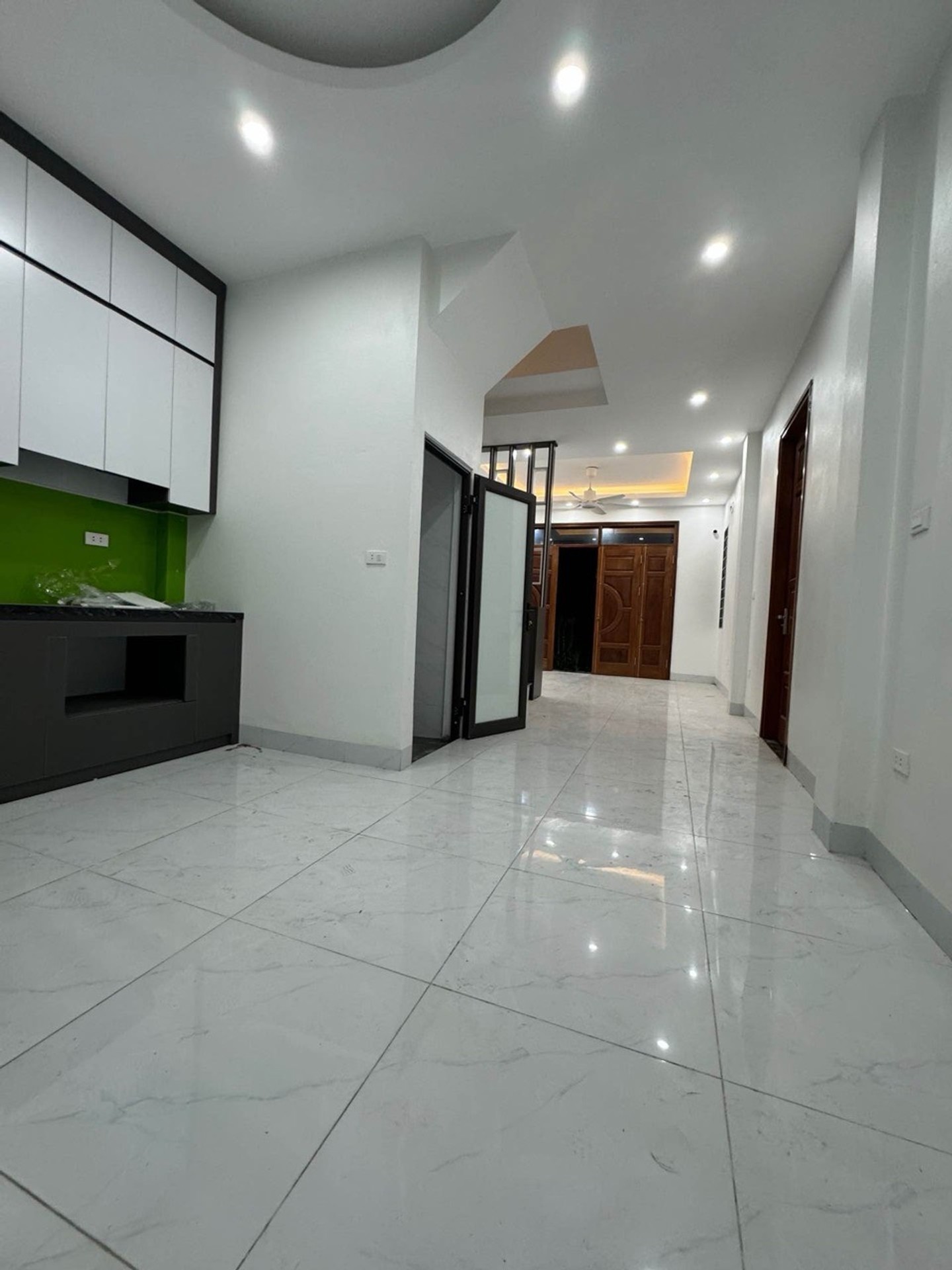 Nhà lô góc 5 tầng, 6 phòng ngủ tại Cầu Cốc, phù hợp gia đình lớn