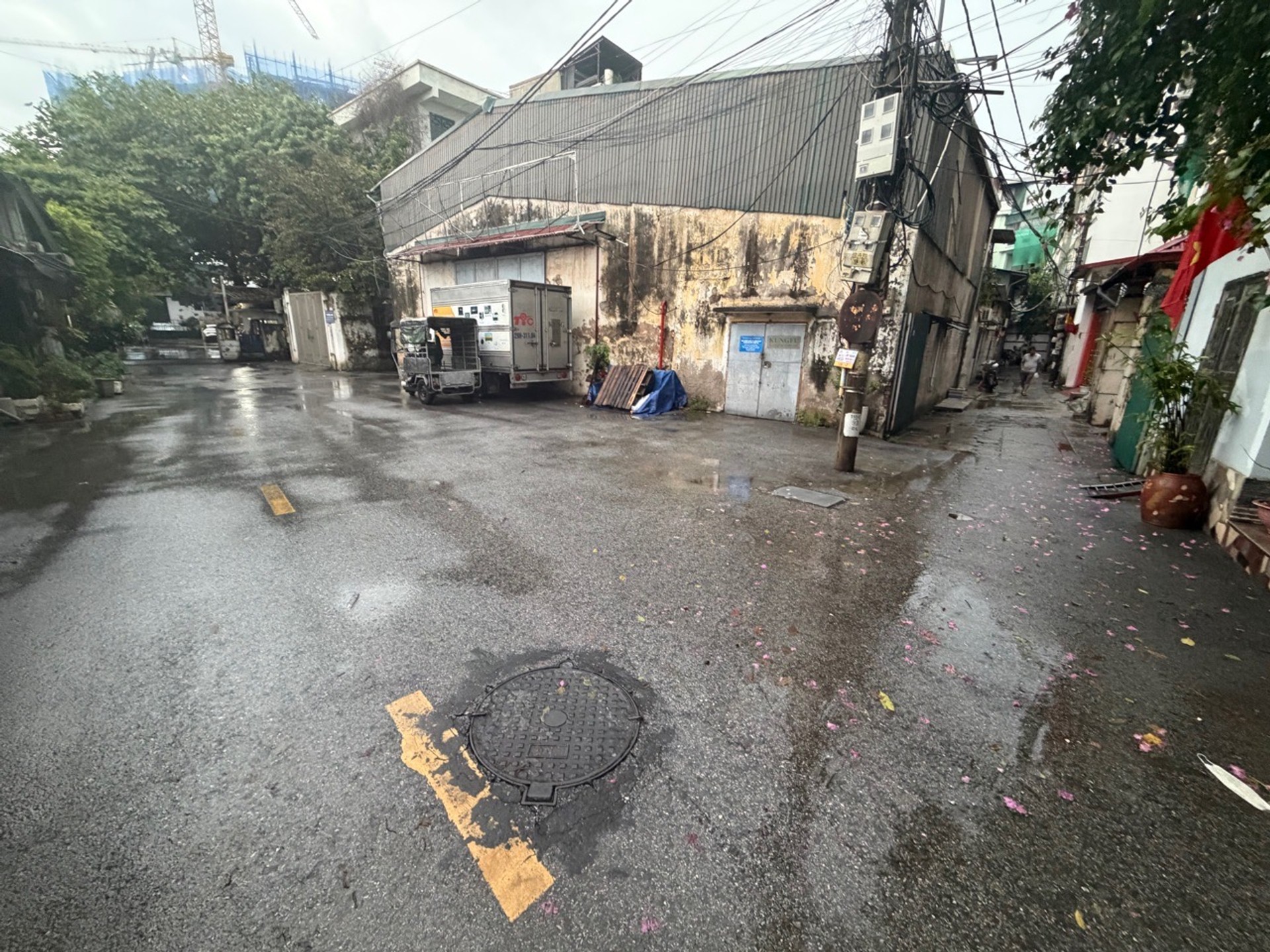 TRUNG TÂM THANH TRÌ , NGAY SÁT QL1A , ĐÓI DIỆN LÀ TTTM CỦA VIN , Ô TÔ DỪNG ĐỖ TRƯỚC NHÀ .