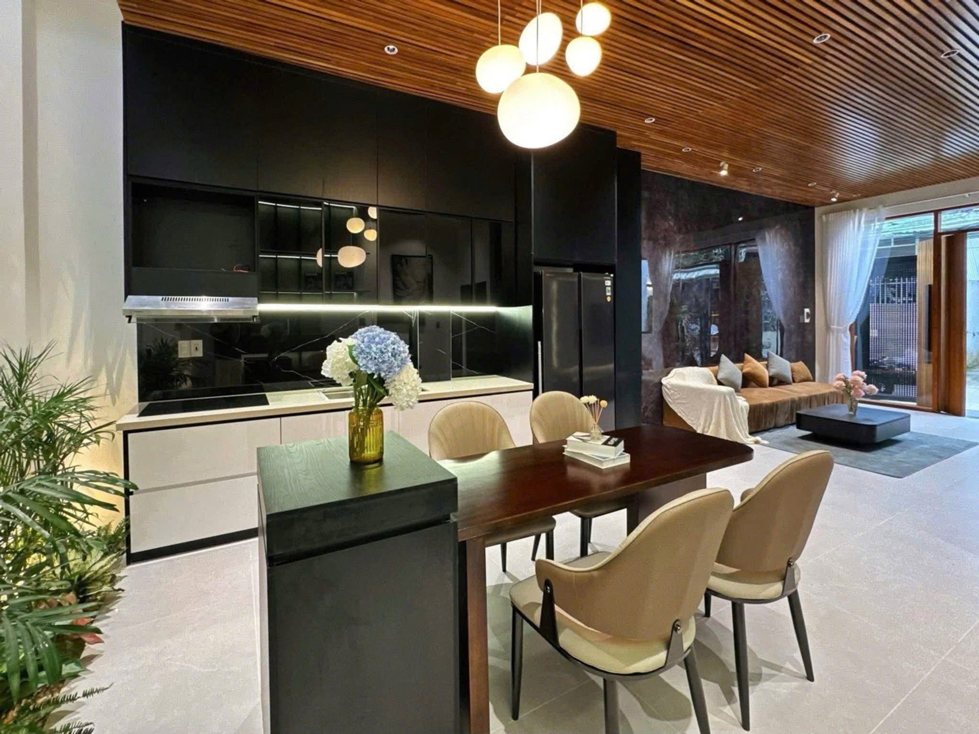 Nhà 3 tầng gull nội thất mới, gần sân bay Đà Nẵng giá 4.x tỷ. Vào ở ngay quá tiện cho gia chủ.