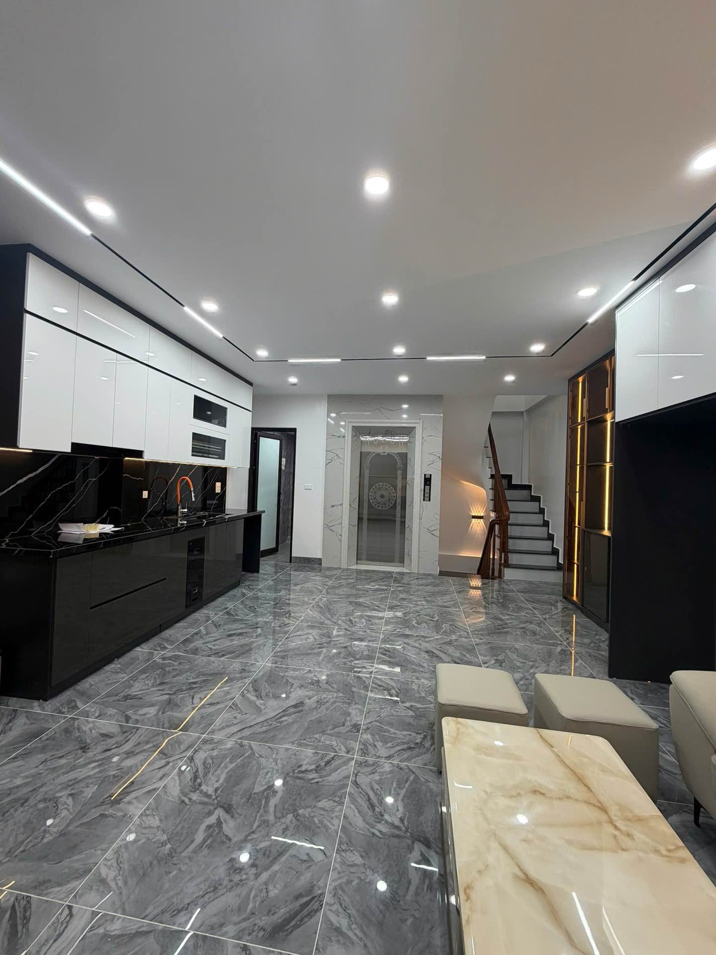 BÁN NHÀ PHỐ HOÀNG MAI, THANG MÁY, FULL NỘI THẤT