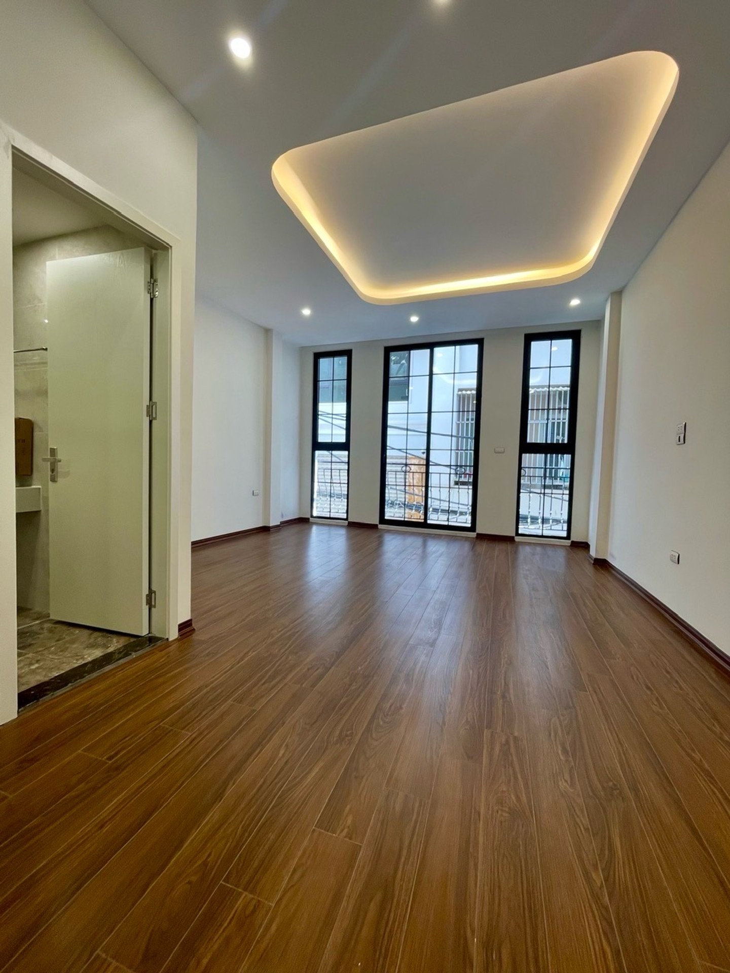 Nhà 6 tầng mặt ngõ ô tô, kinh doanh sầm uất tại quận Hai Bà Trưng