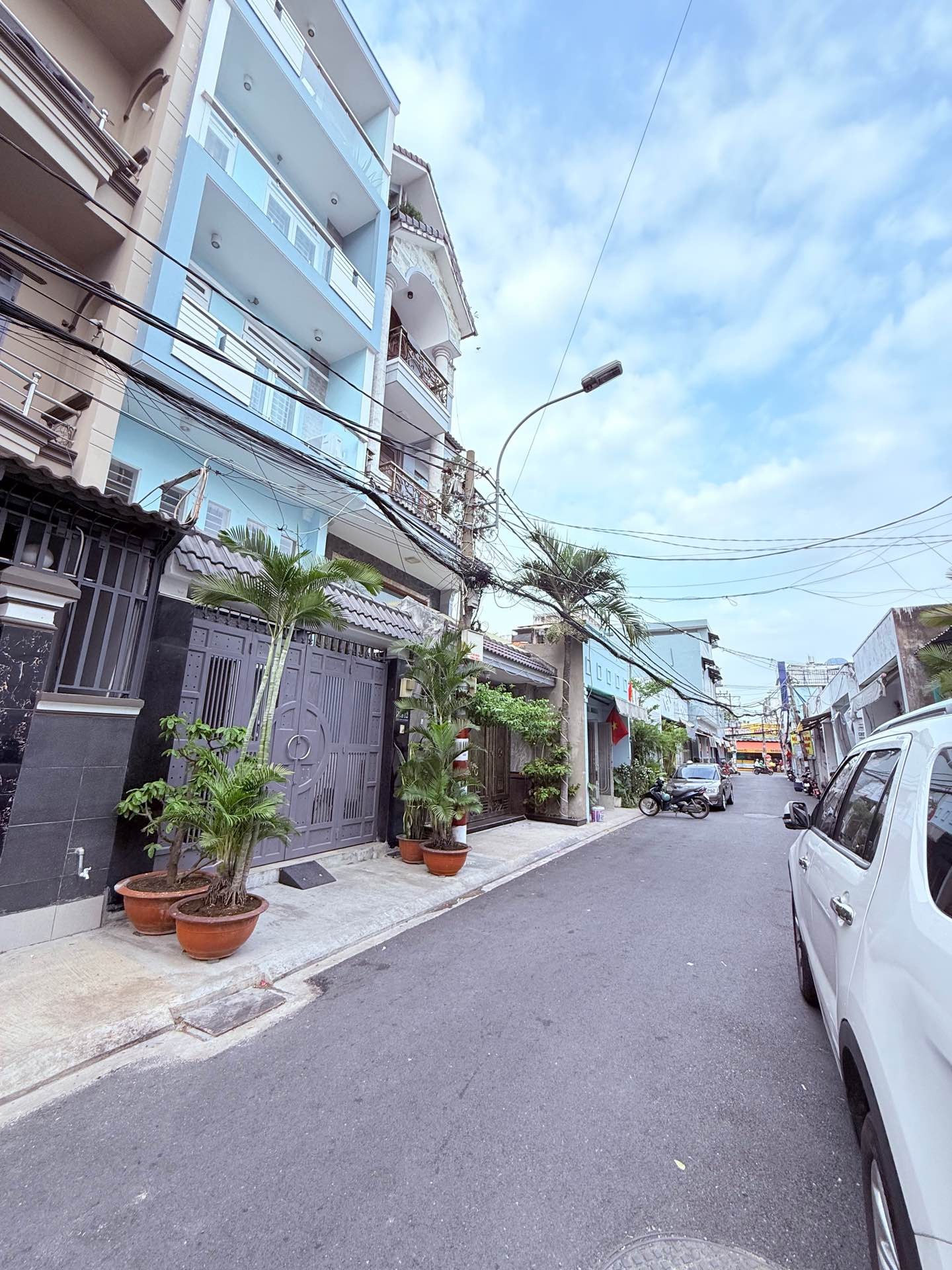 Nhà 3 tầng 5 phòng ngủ, hẻm rộng như mặt tiền tại Tân Bình, 11.9 tỷ
