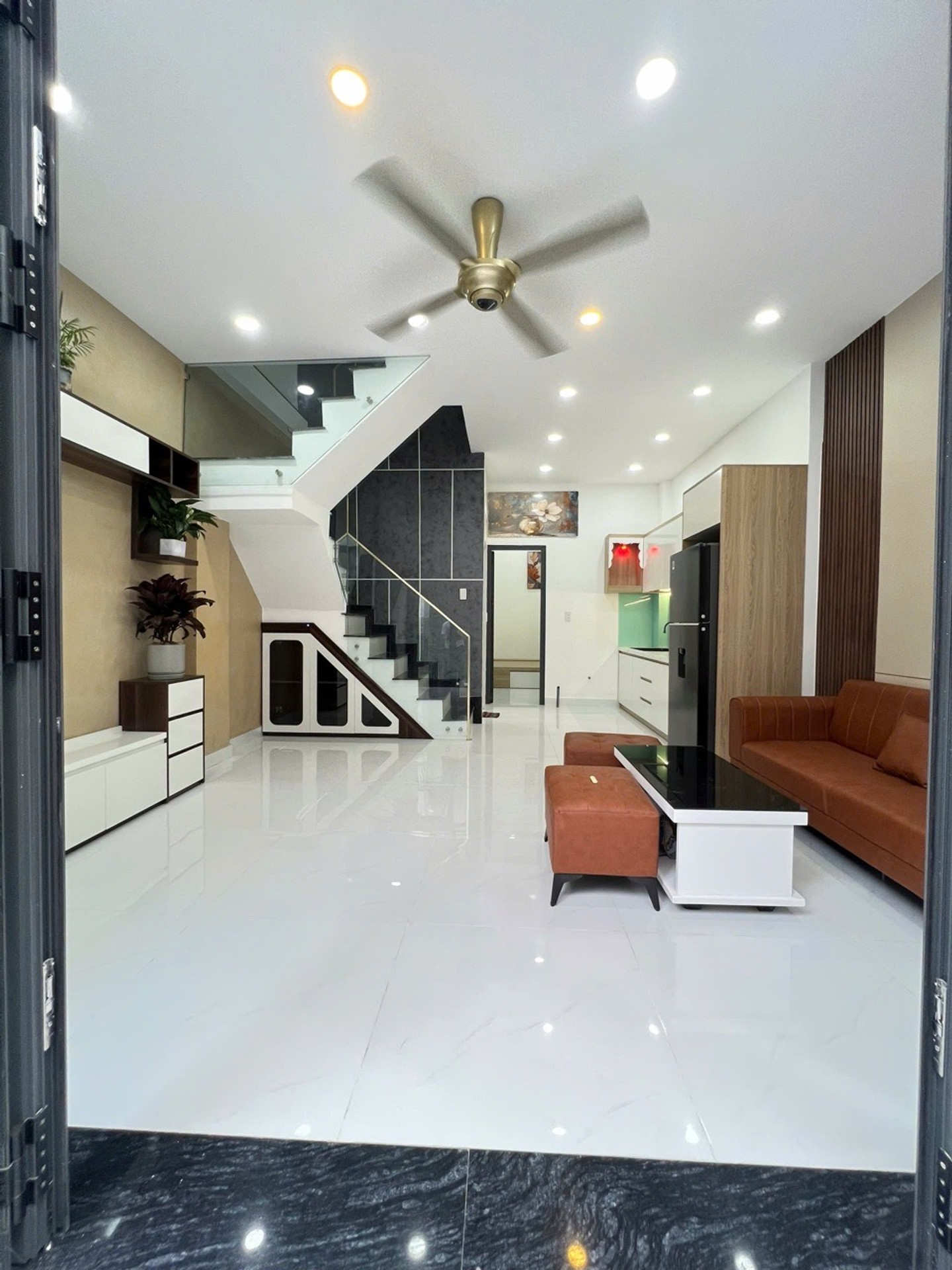 Nhà 2 tầng đẹp full nội thất cao cấp, sát chợ Phú Lâm, giá tốt đáng sở hữu