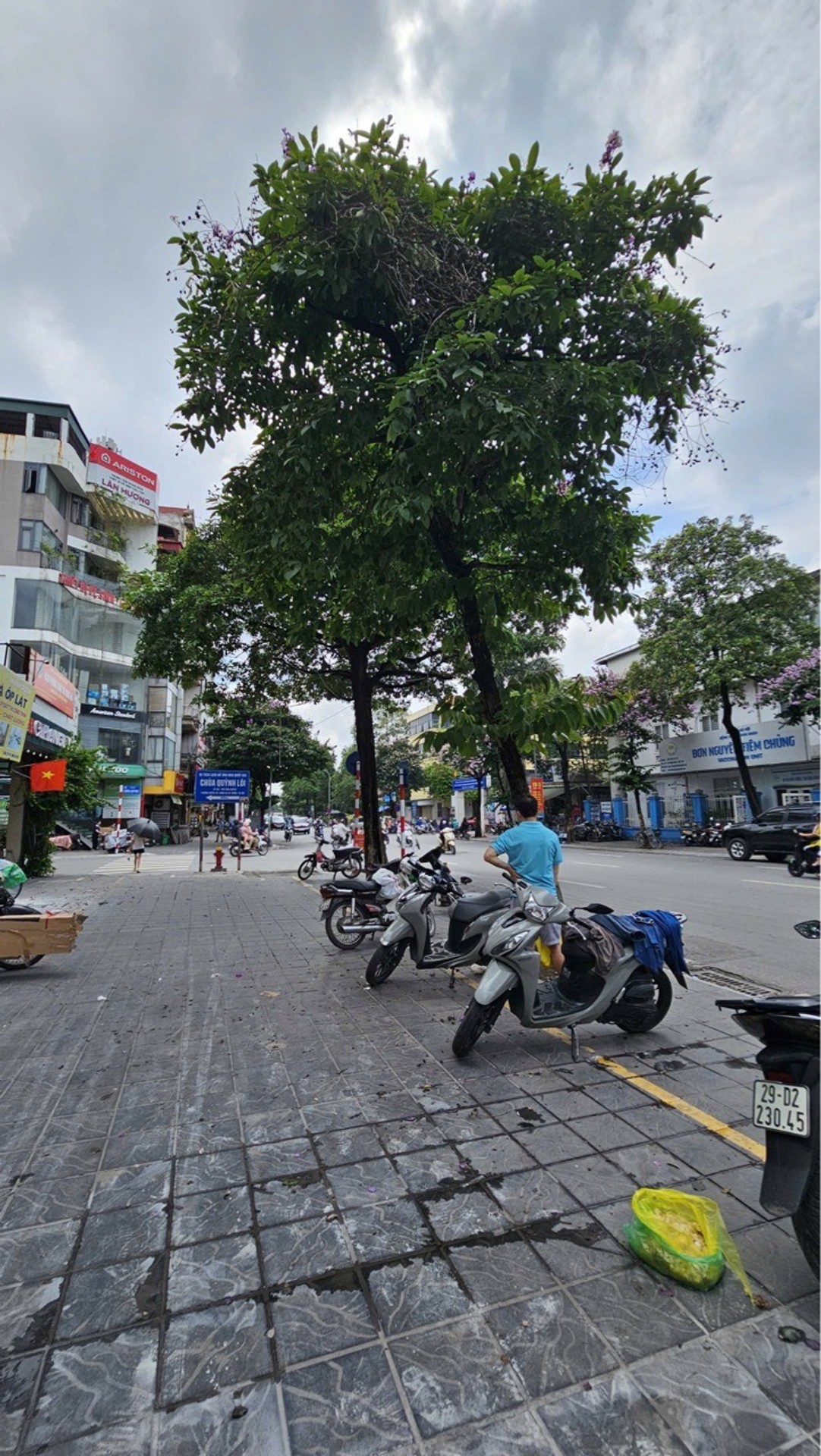 Nhà mặt phố vị trí vàng, vỉa hè rộng thoáng, giá hấp dẫn